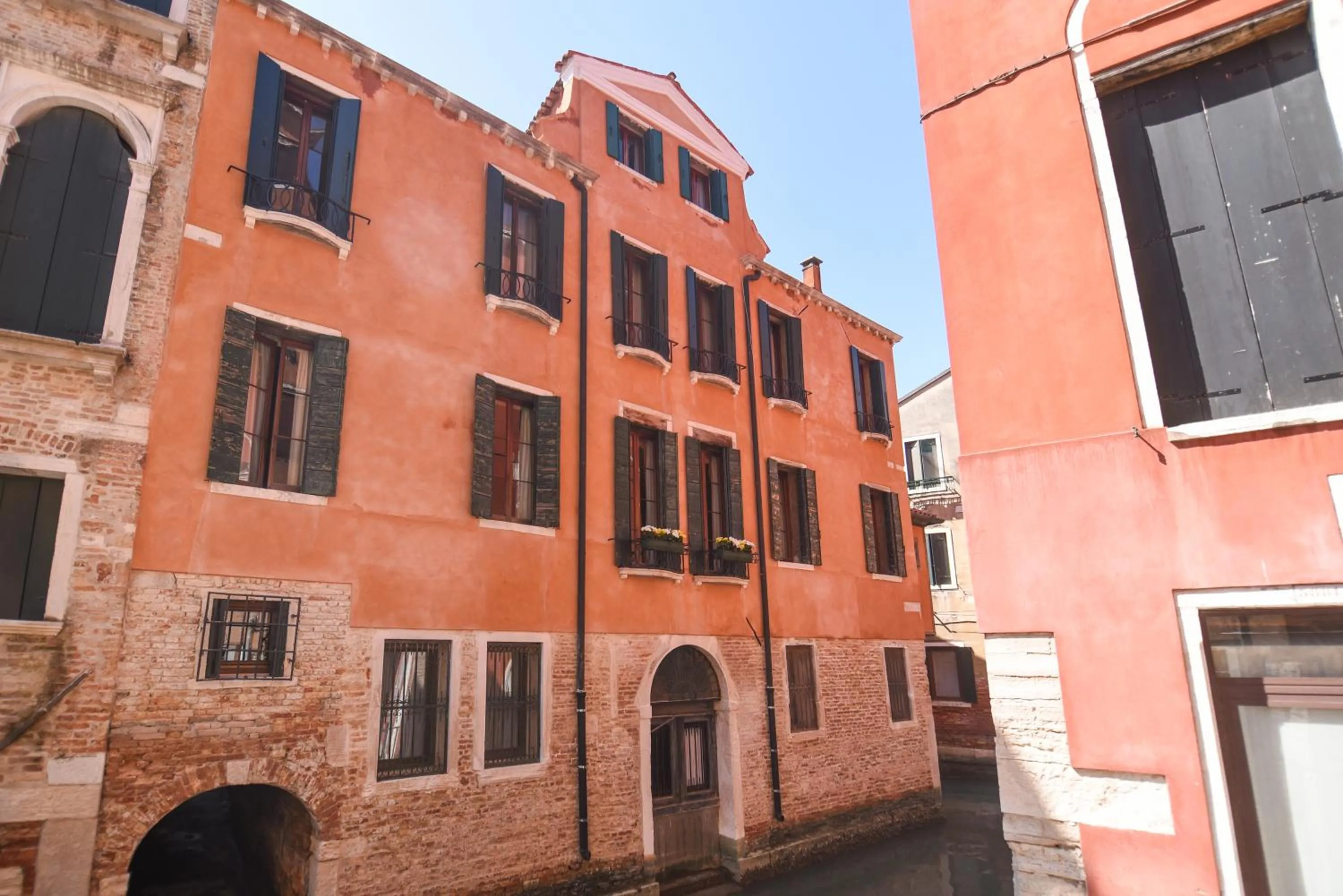 Facade/entrance in Palazzetto San Lio, Rialto