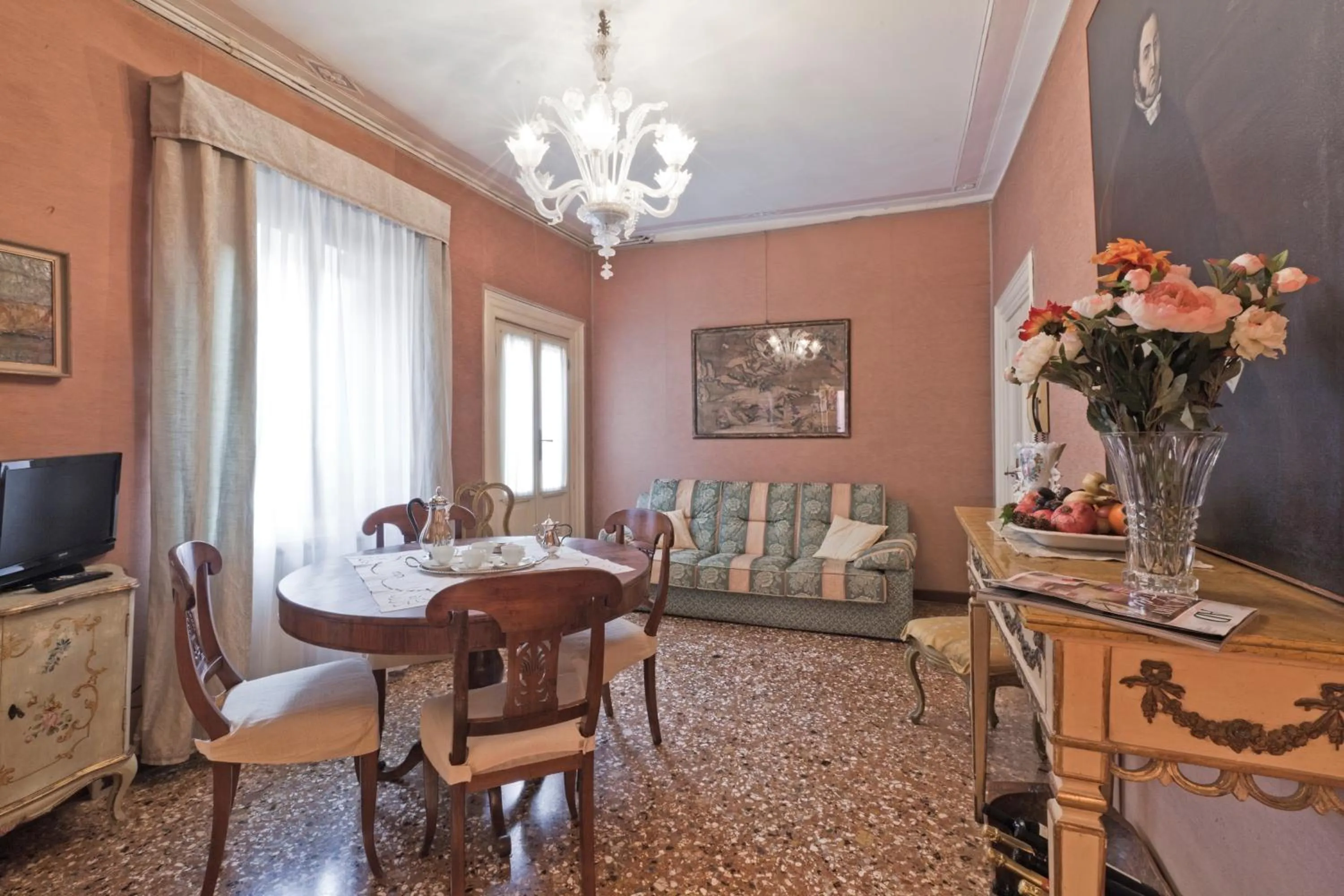 Day in Palazzetto San Lio, Rialto