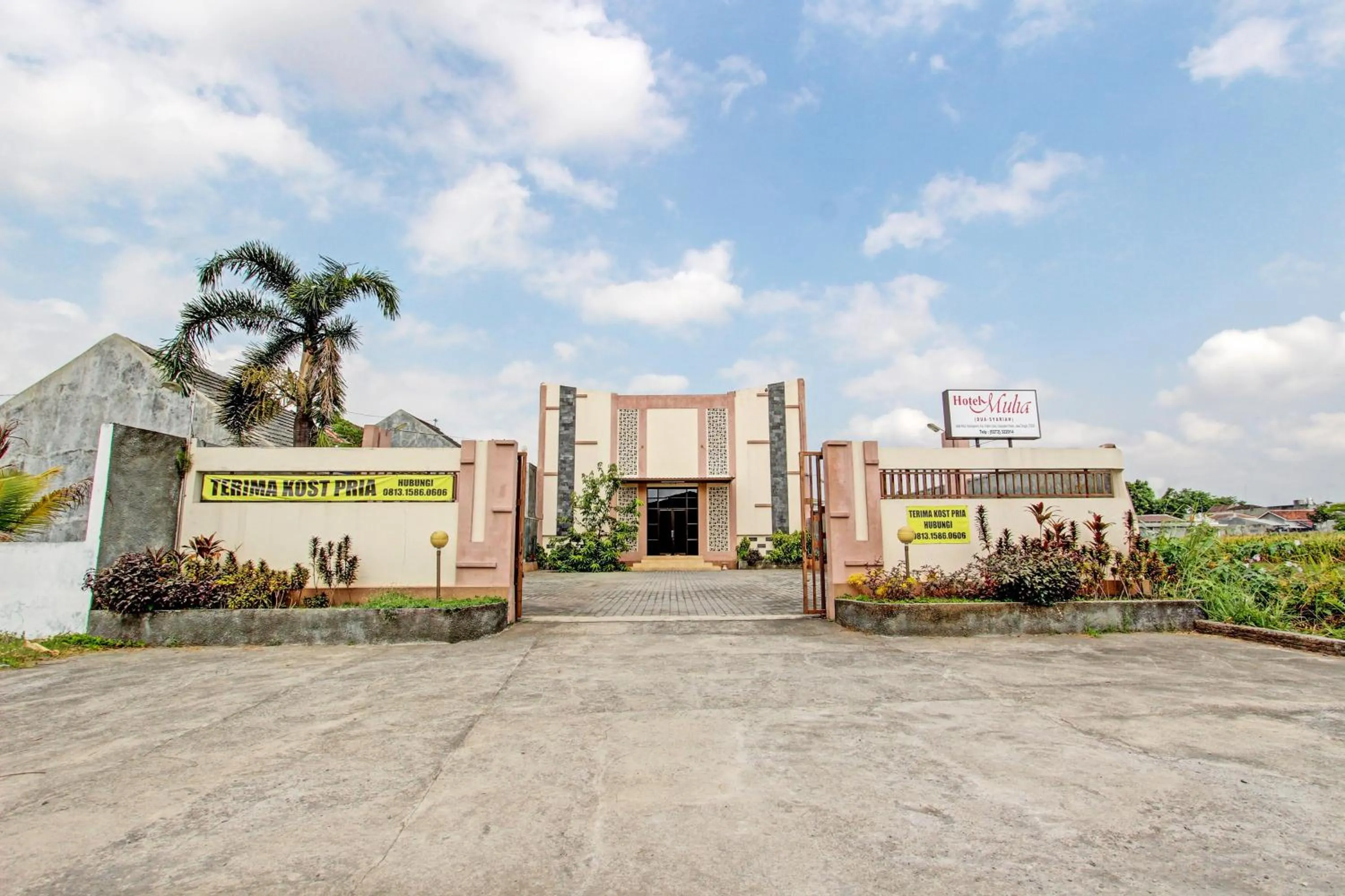 Facade/entrance in Super OYO Capital O 93204 Hotel Mulia Dua Syariah