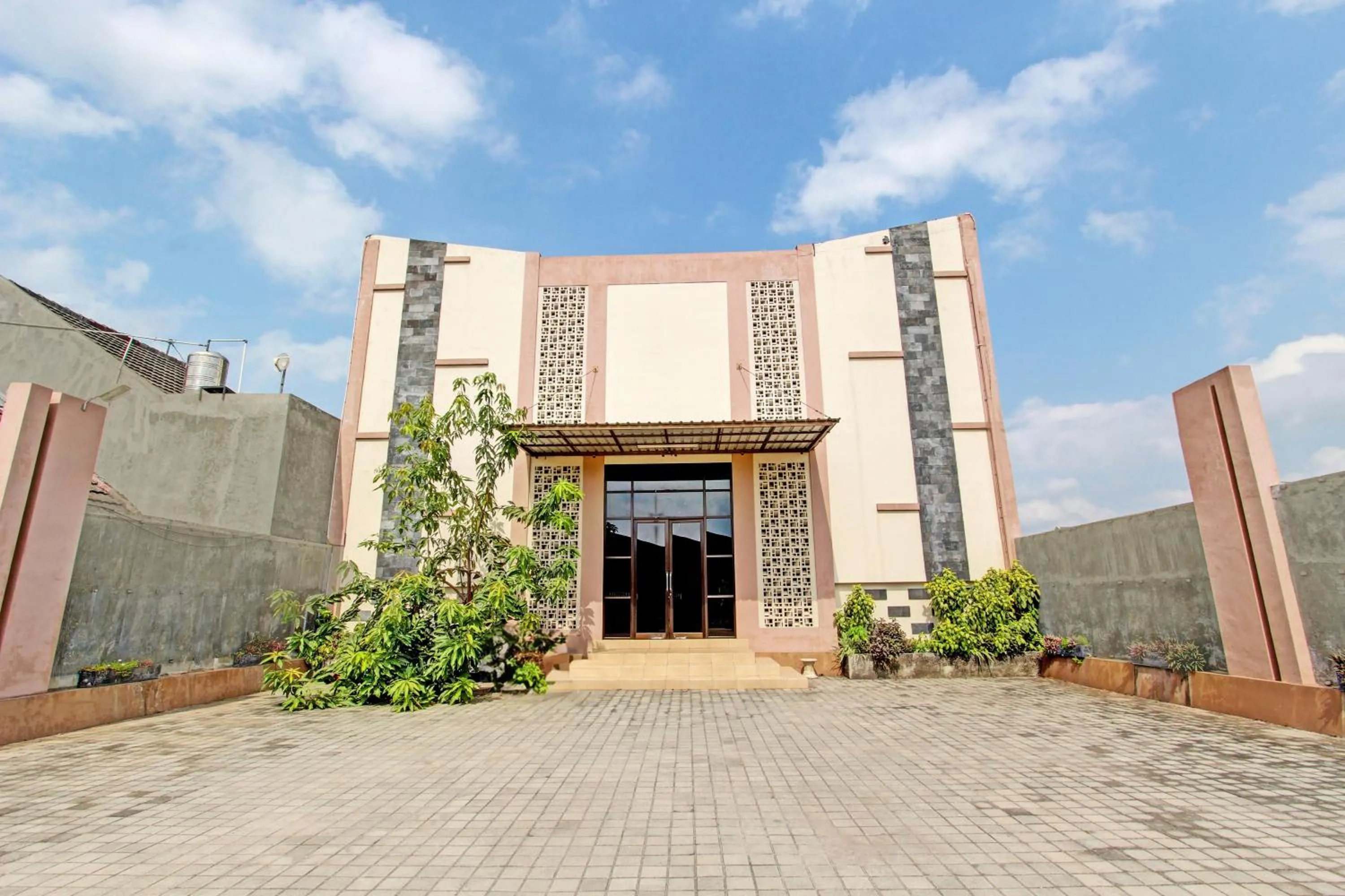 Facade/entrance in Super OYO Capital O 93204 Hotel Mulia Dua Syariah