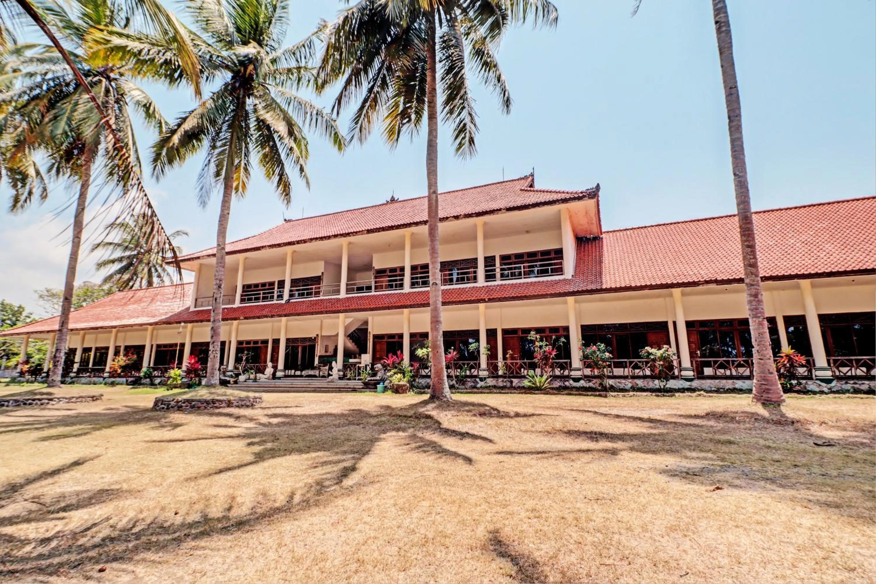 Facade/entrance in Capital O 93236 Hotel Hapel Negara