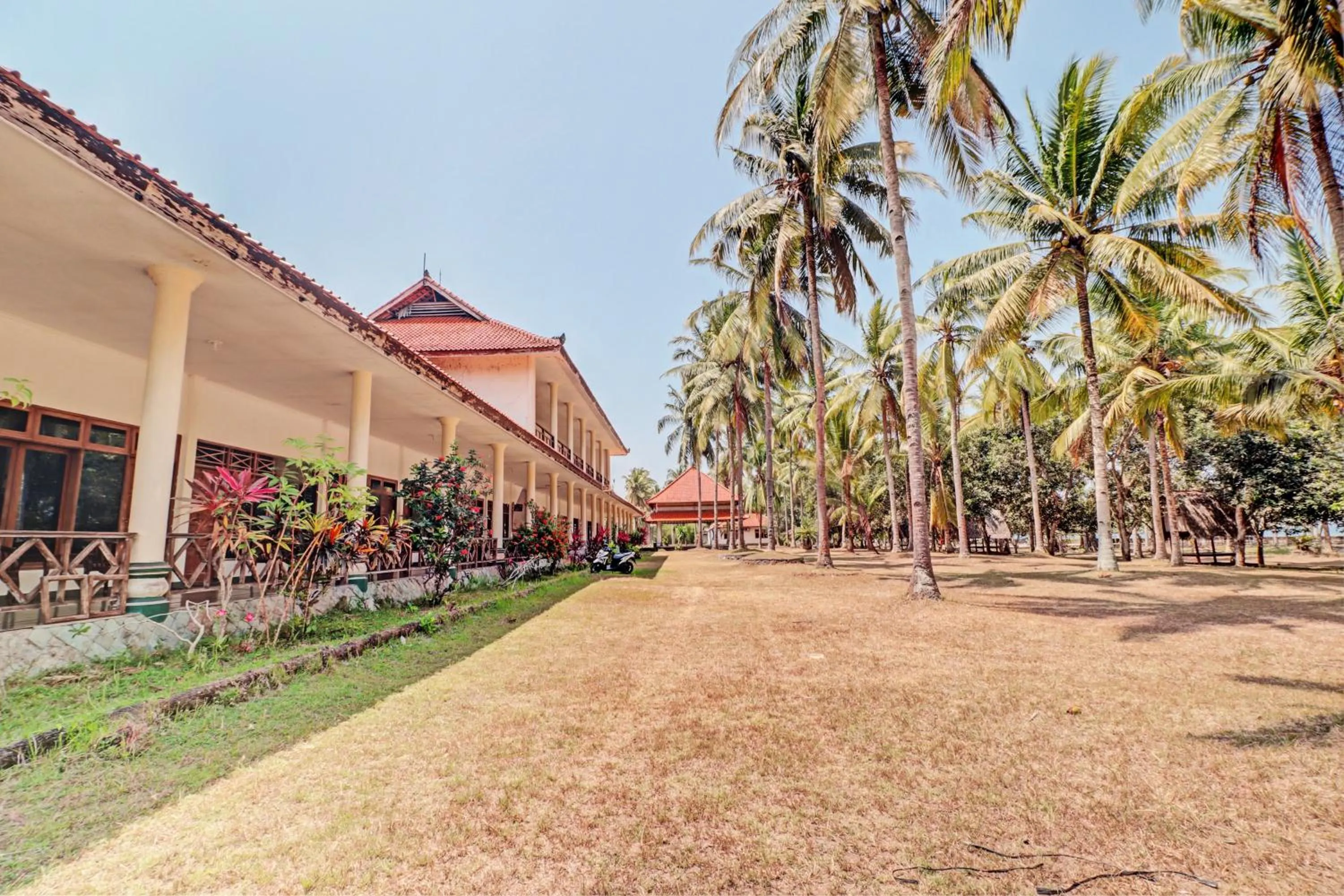 Facade/entrance in Capital O 93236 Hotel Hapel Negara