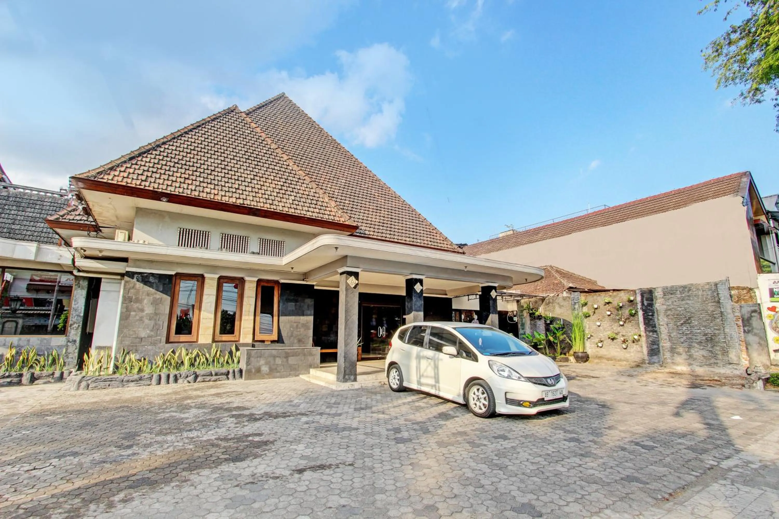 Facade/entrance in Super OYO Capital O 93240 Candra Dewi Hotel