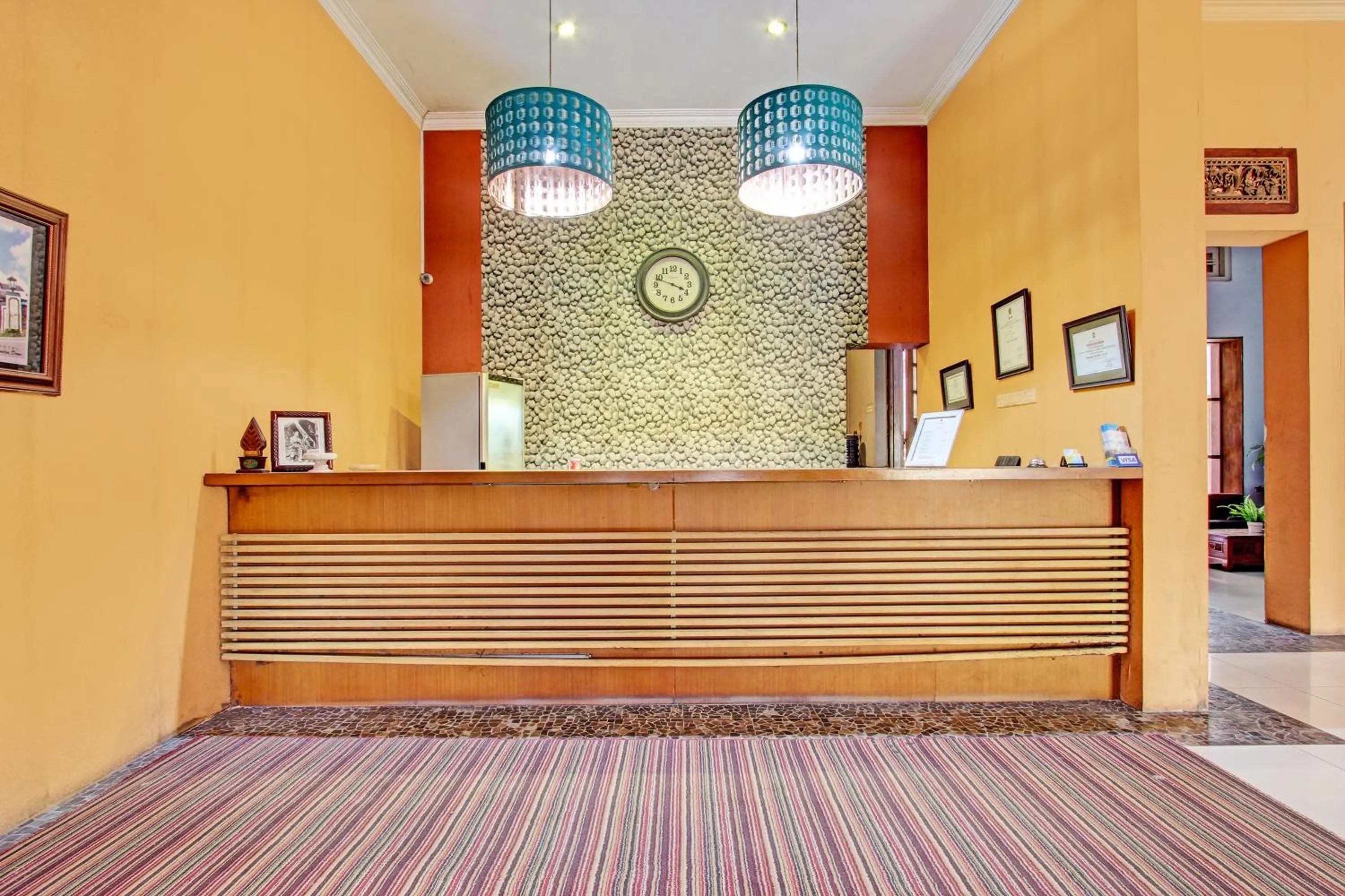 Lobby or reception in Super OYO Capital O 93240 Candra Dewi Hotel