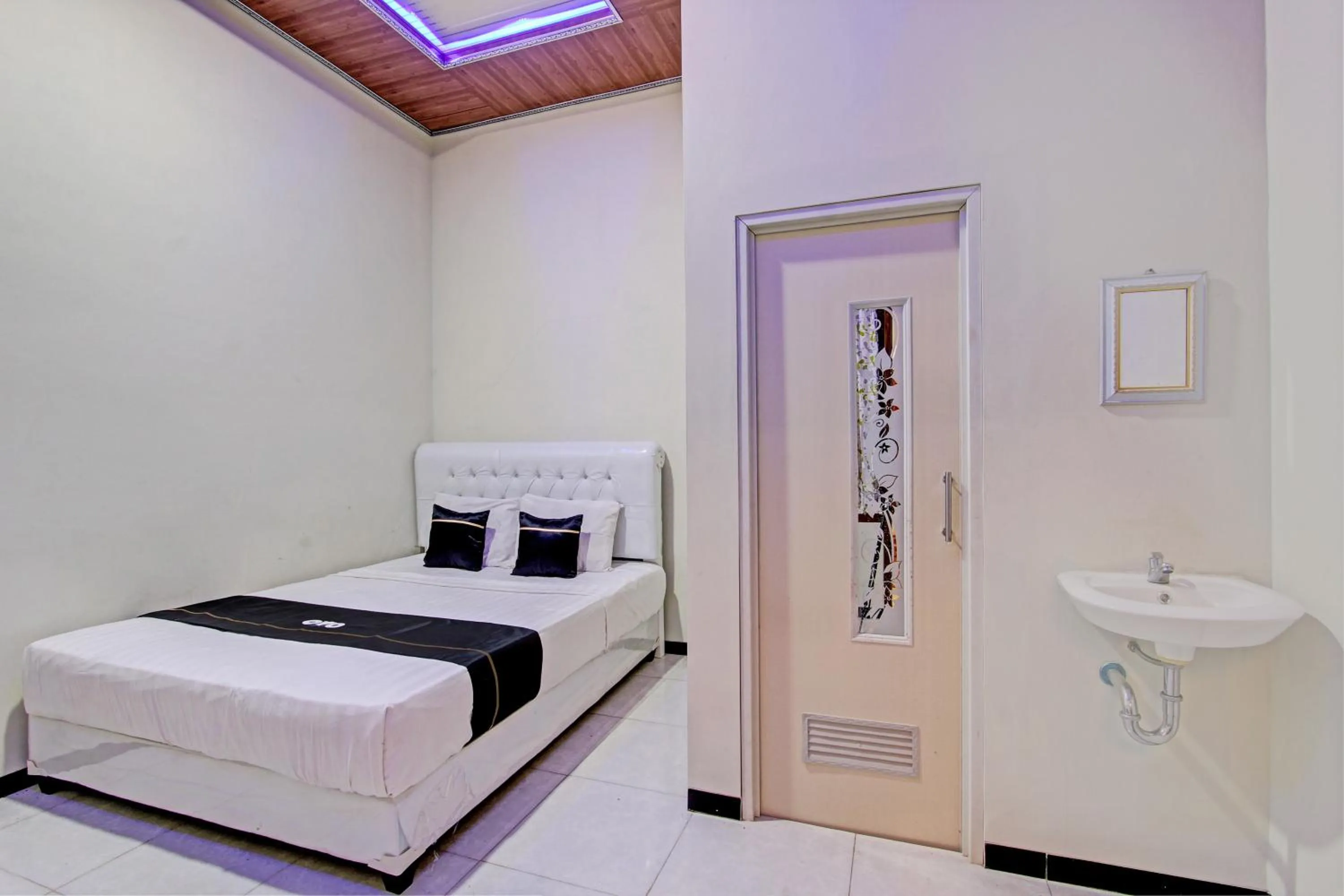 Bedroom in Capital O 93244 Angkasa Inn