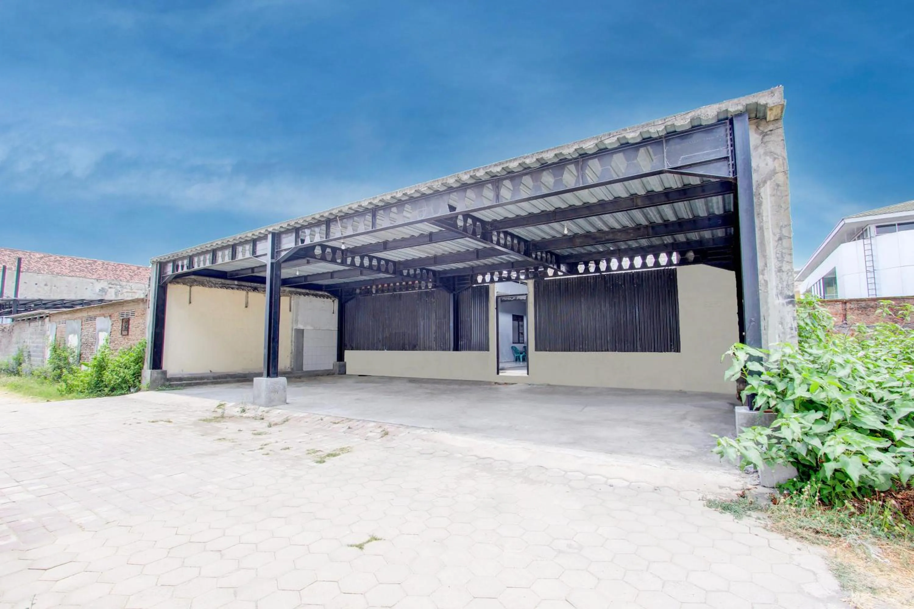 Facade/entrance in Hotel O Guest House Mulia Dua Syariah