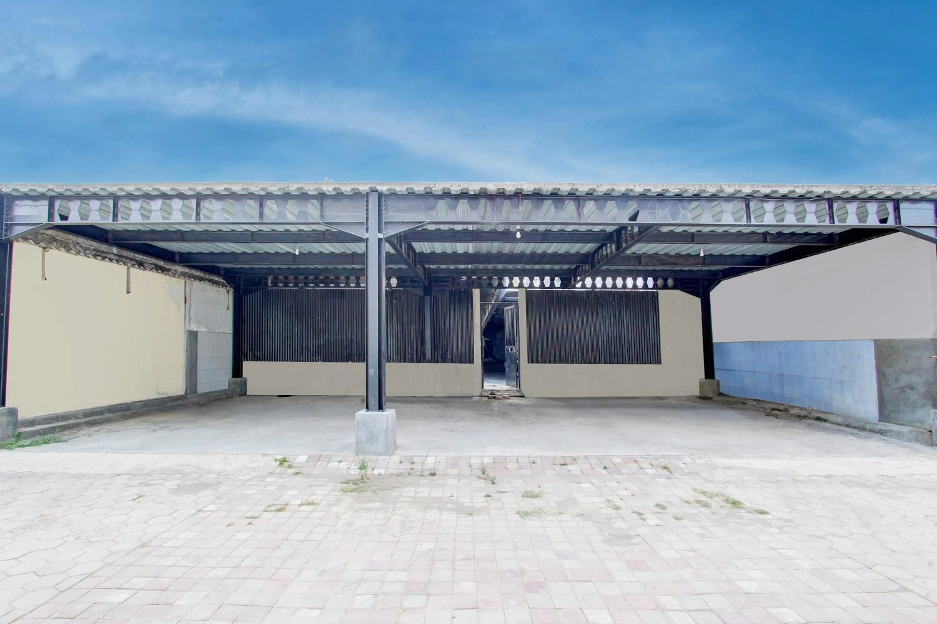 Facade/entrance in Hotel O Guest House Mulia Dua Syariah