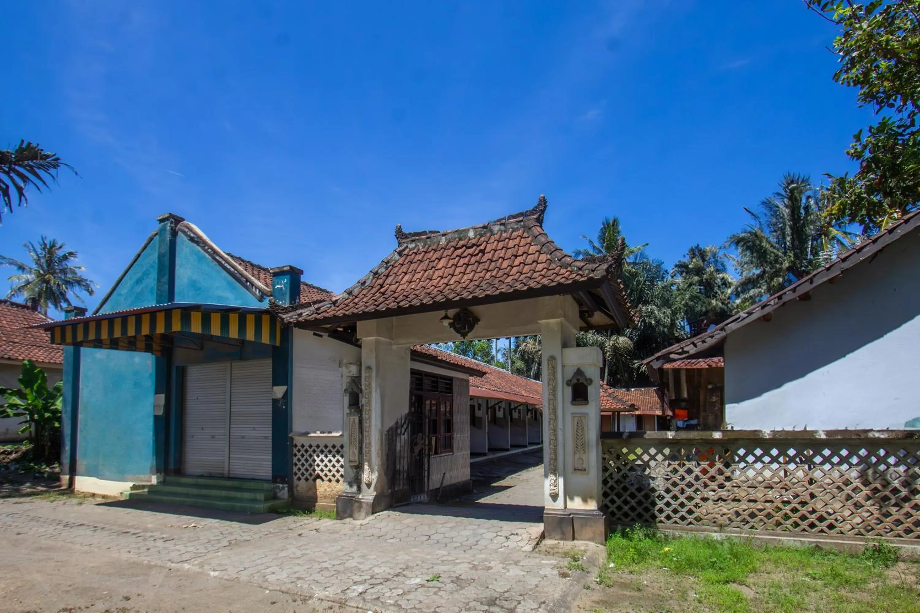Facade/entrance in Hotel O Kanditha Homestay Near Lombok Exotic Sentral Oleh-oleh