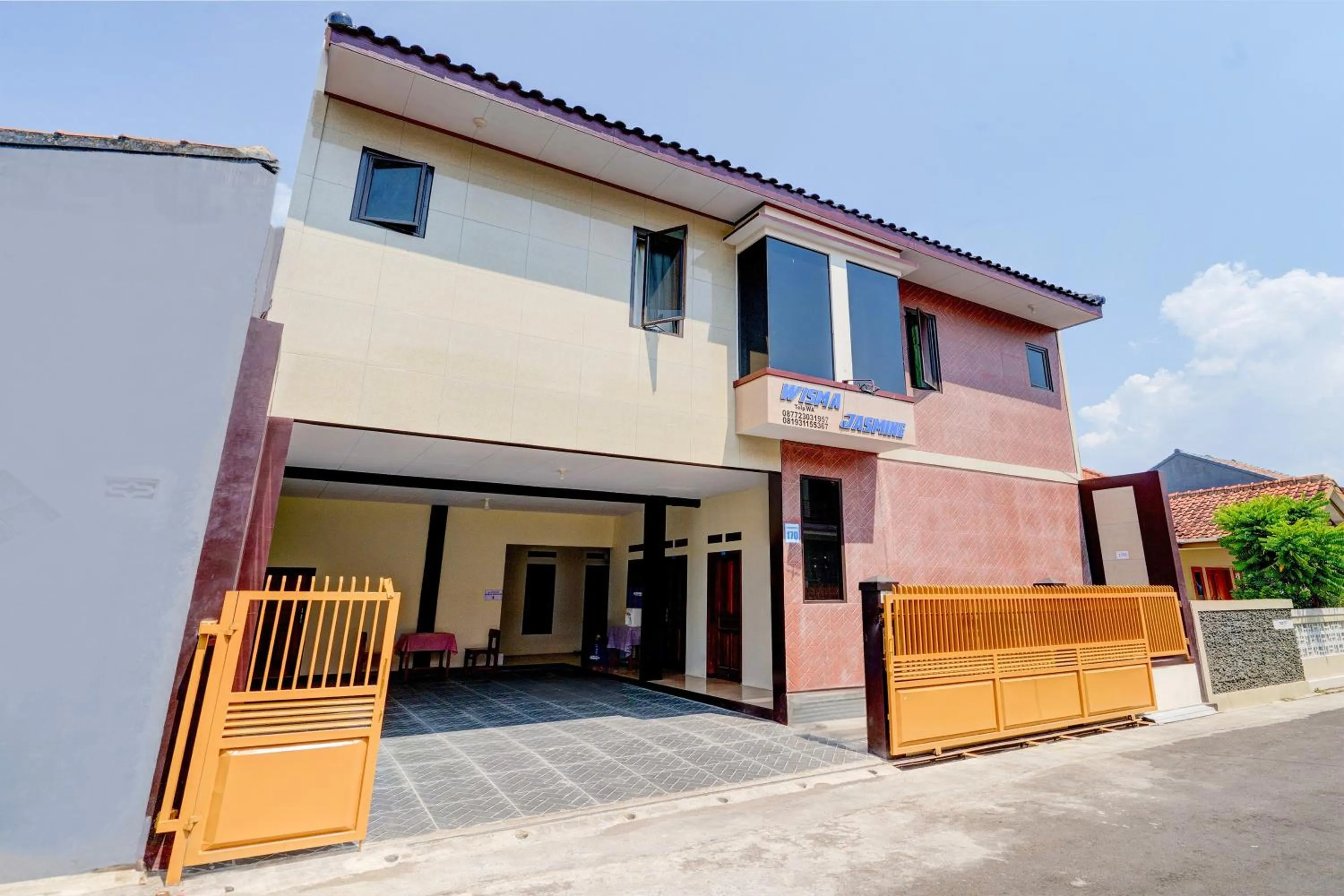Facade/entrance in Hotel O Wisma Jasmine Syariah