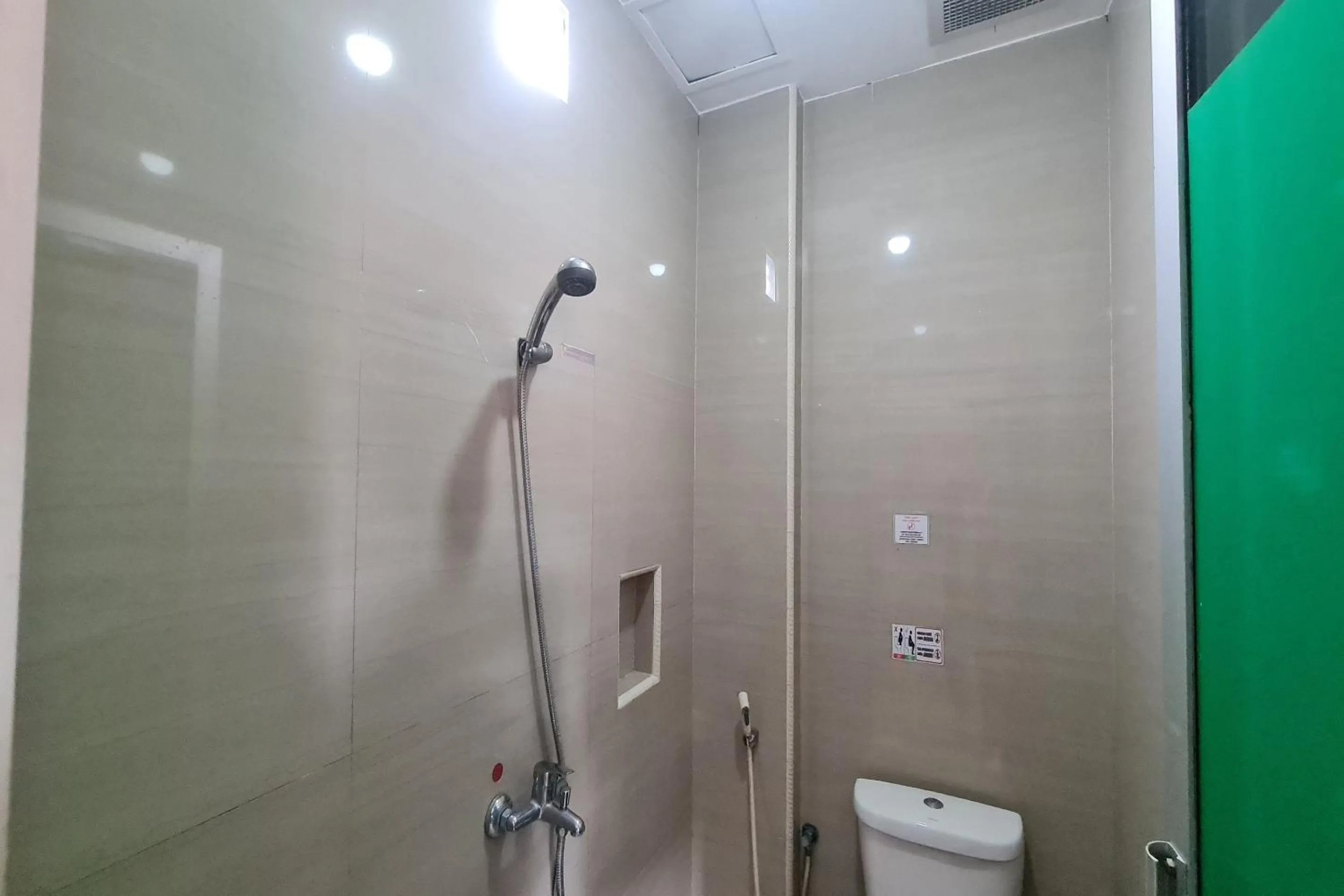 Bathroom in Capital O 93250 Hotel Tirta Kencana 2 Baturaden