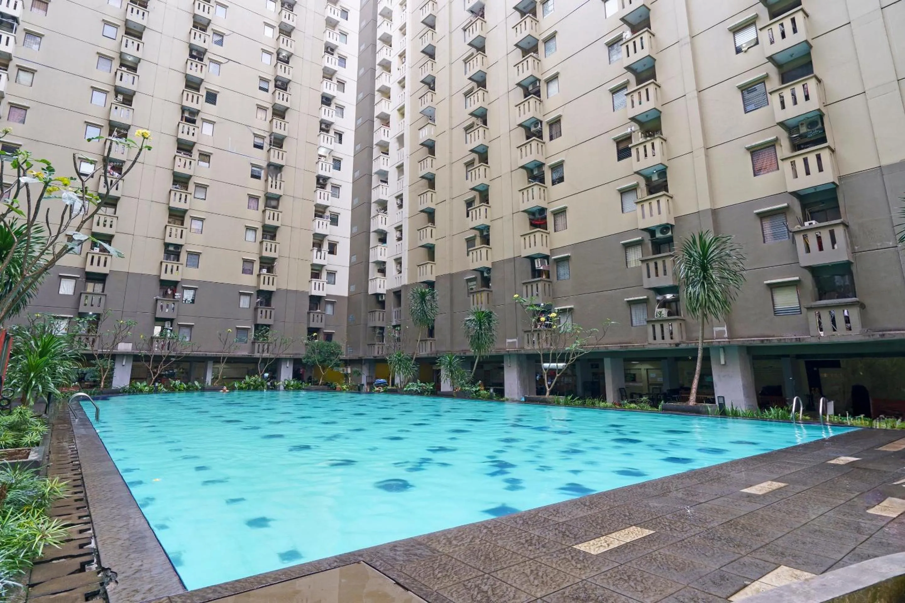 Swimming pool in OYO Life 93251 Apartement Gateway Cicadas By Alugada