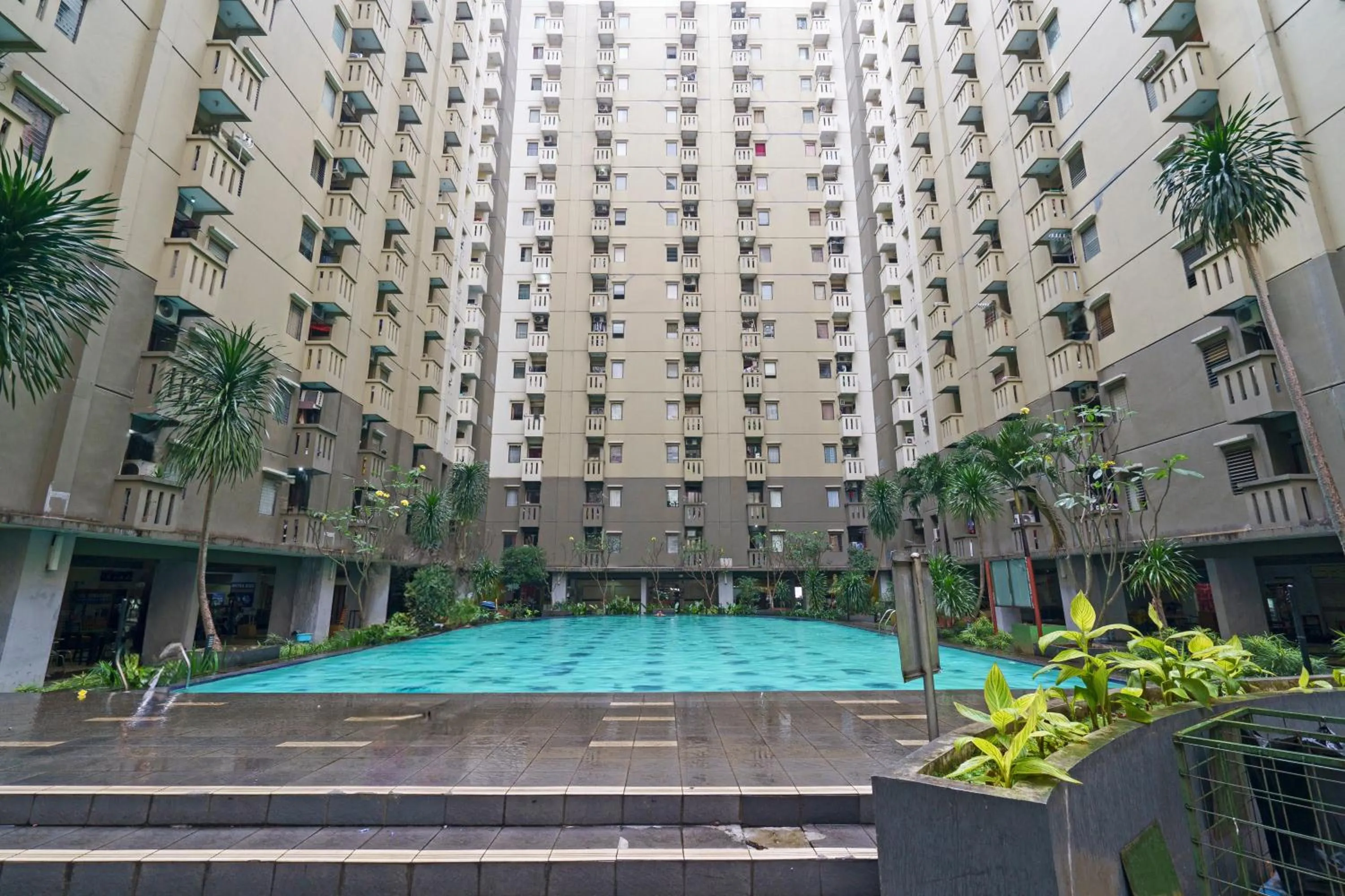 Swimming pool in OYO Life 93251 Apartement Gateway Cicadas By Alugada