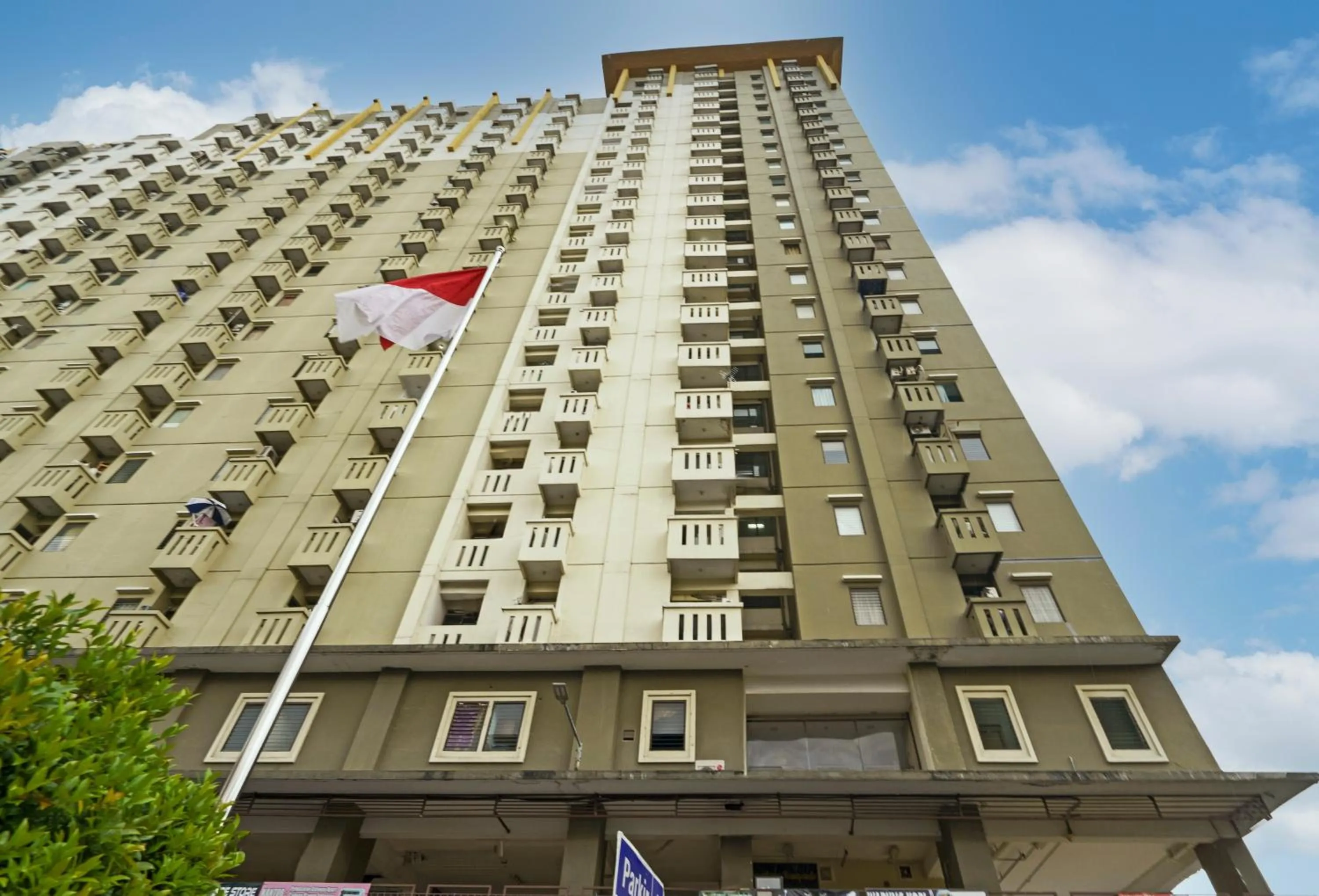 Facade/entrance in OYO Life 93251 Apartement Gateway Cicadas By Alugada