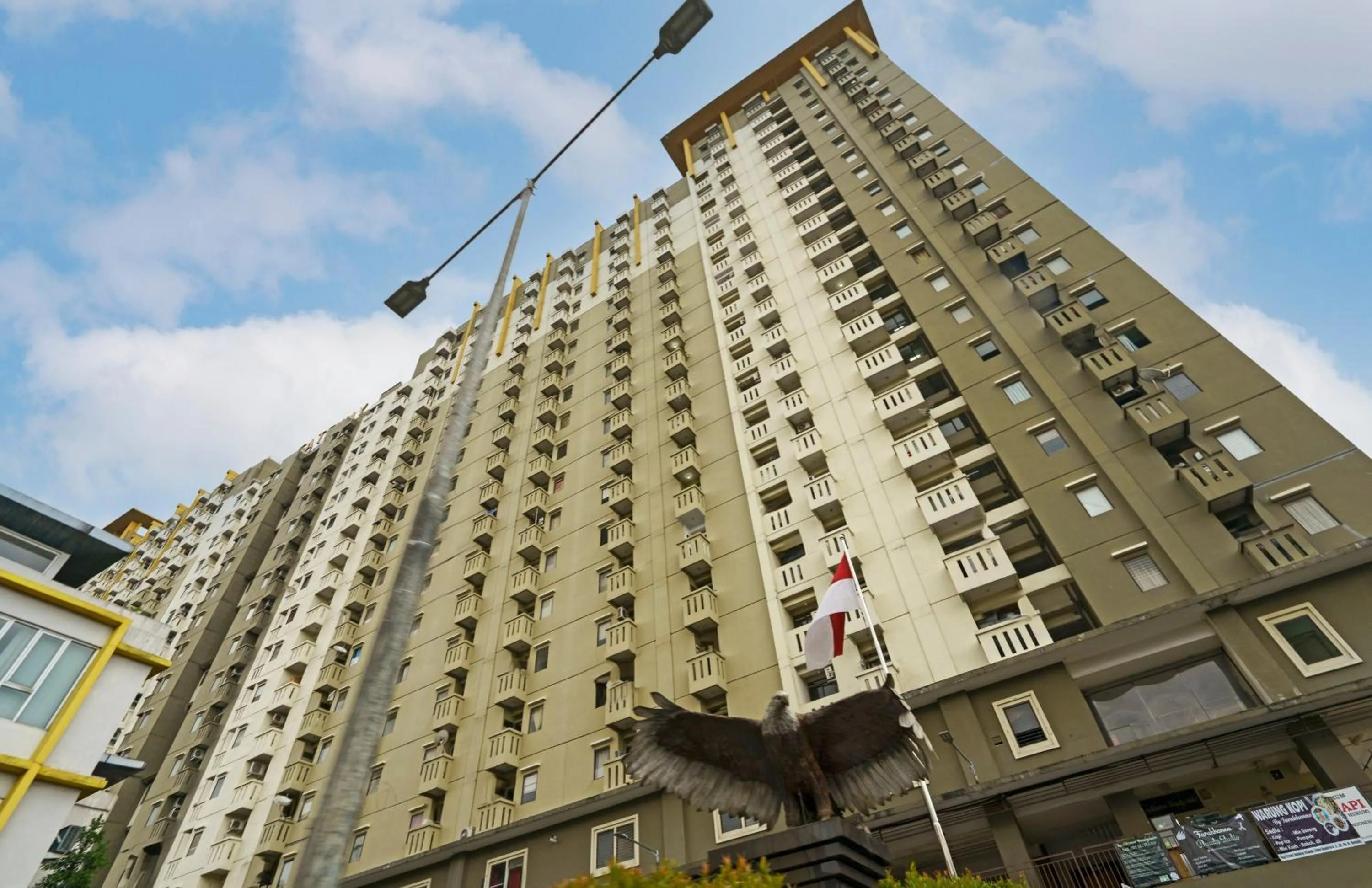 Facade/entrance in OYO Life 93251 Apartement Gateway Cicadas By Alugada