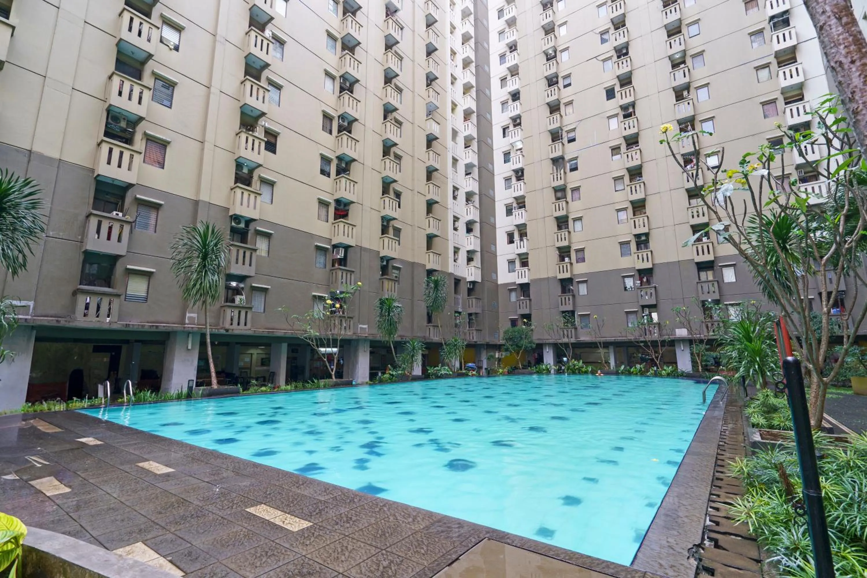 Swimming pool in OYO Life 93251 Apartement Gateway Cicadas By Alugada