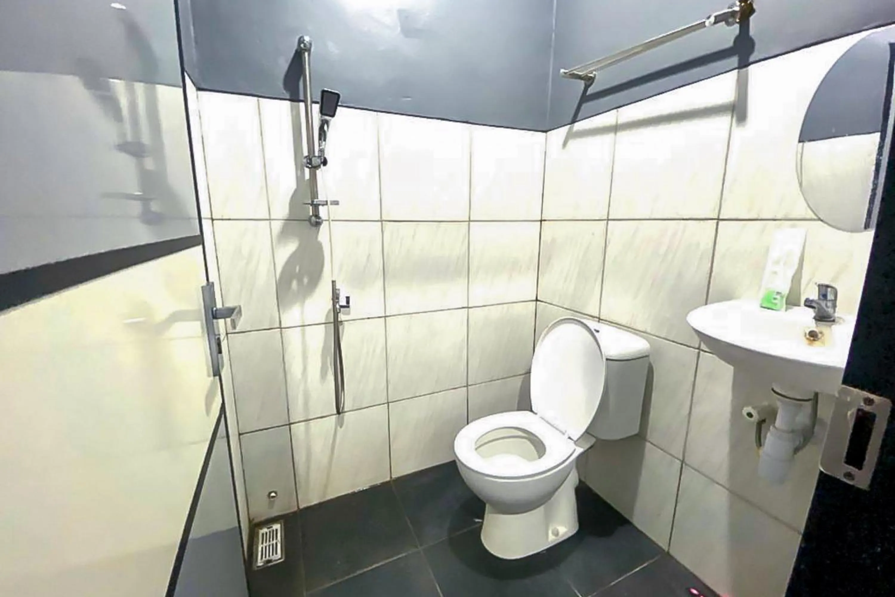 Bathroom in Fresh Place RedPartner