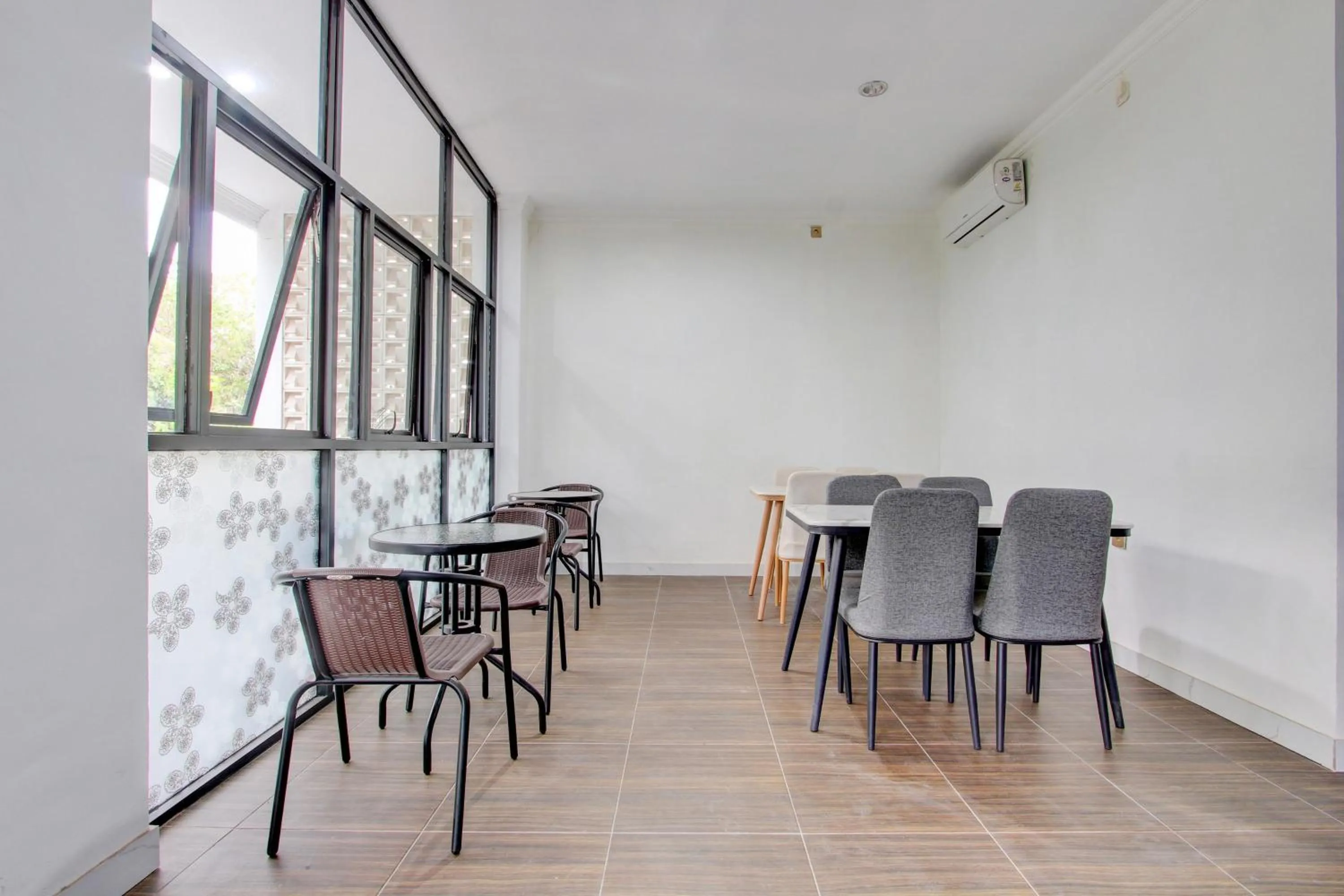 Lobby or reception in Capital O 93266 Palmier Hotel