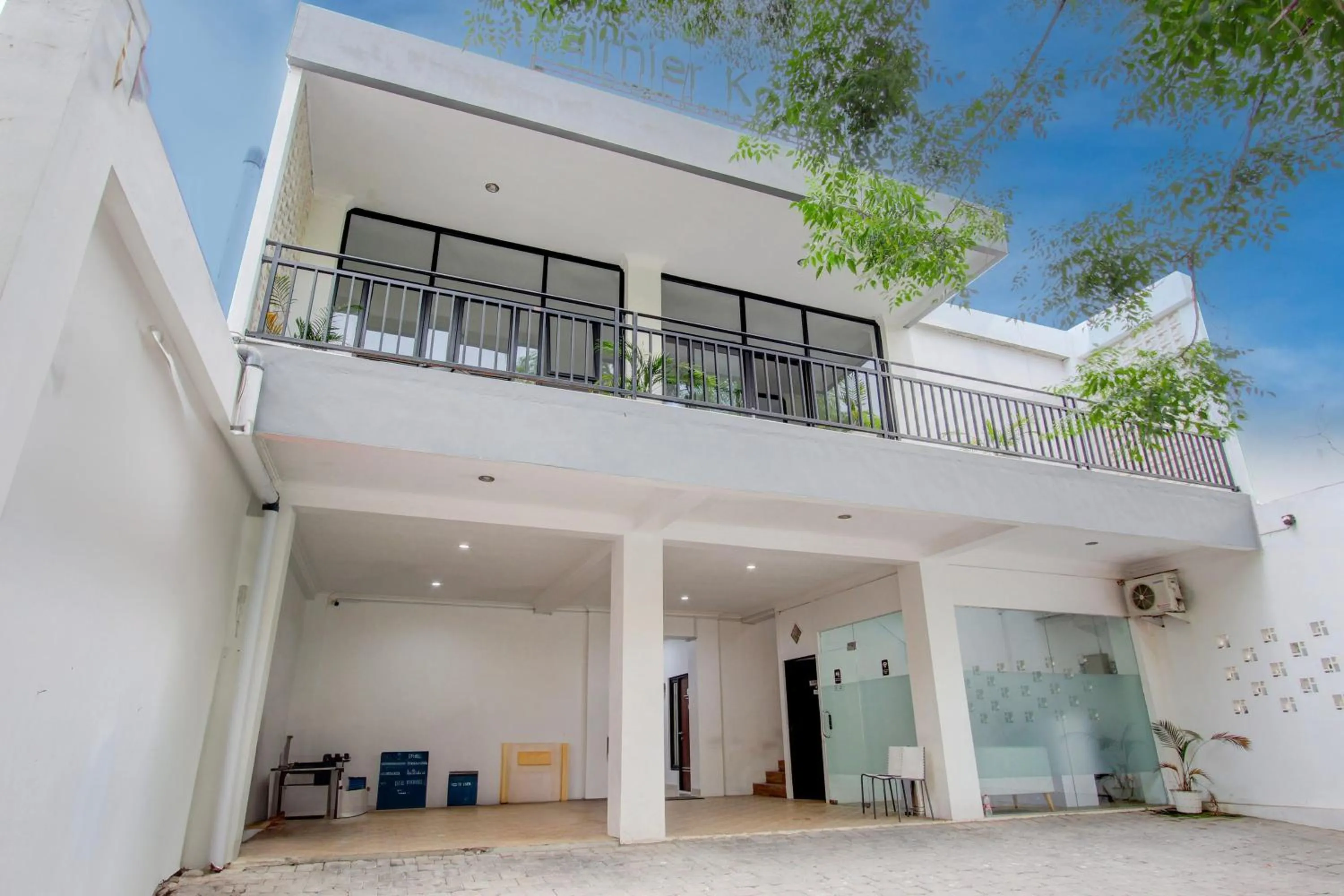 Facade/entrance in Capital O 93266 Palmier Hotel