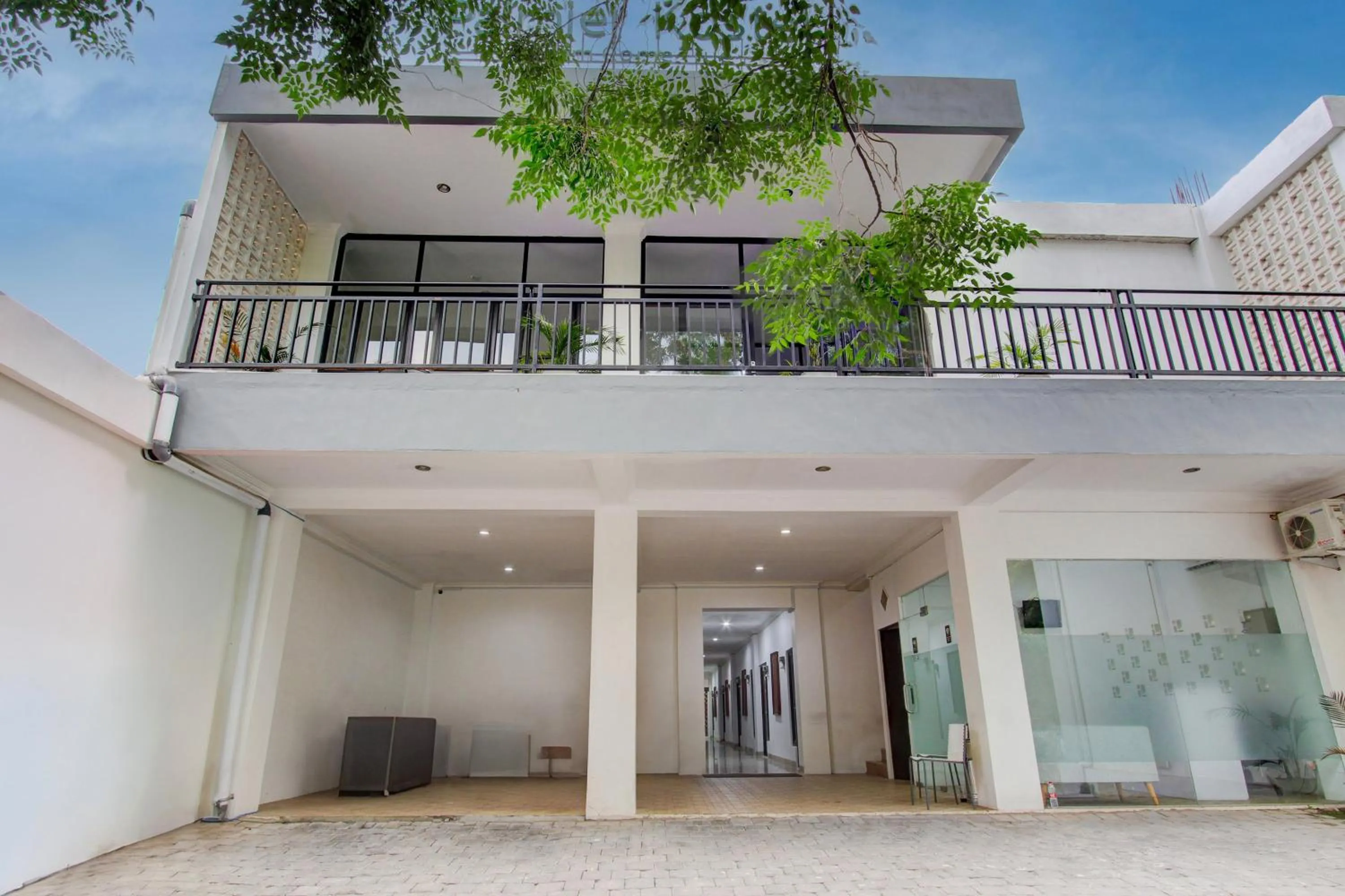 Facade/entrance in Capital O 93266 Palmier Hotel