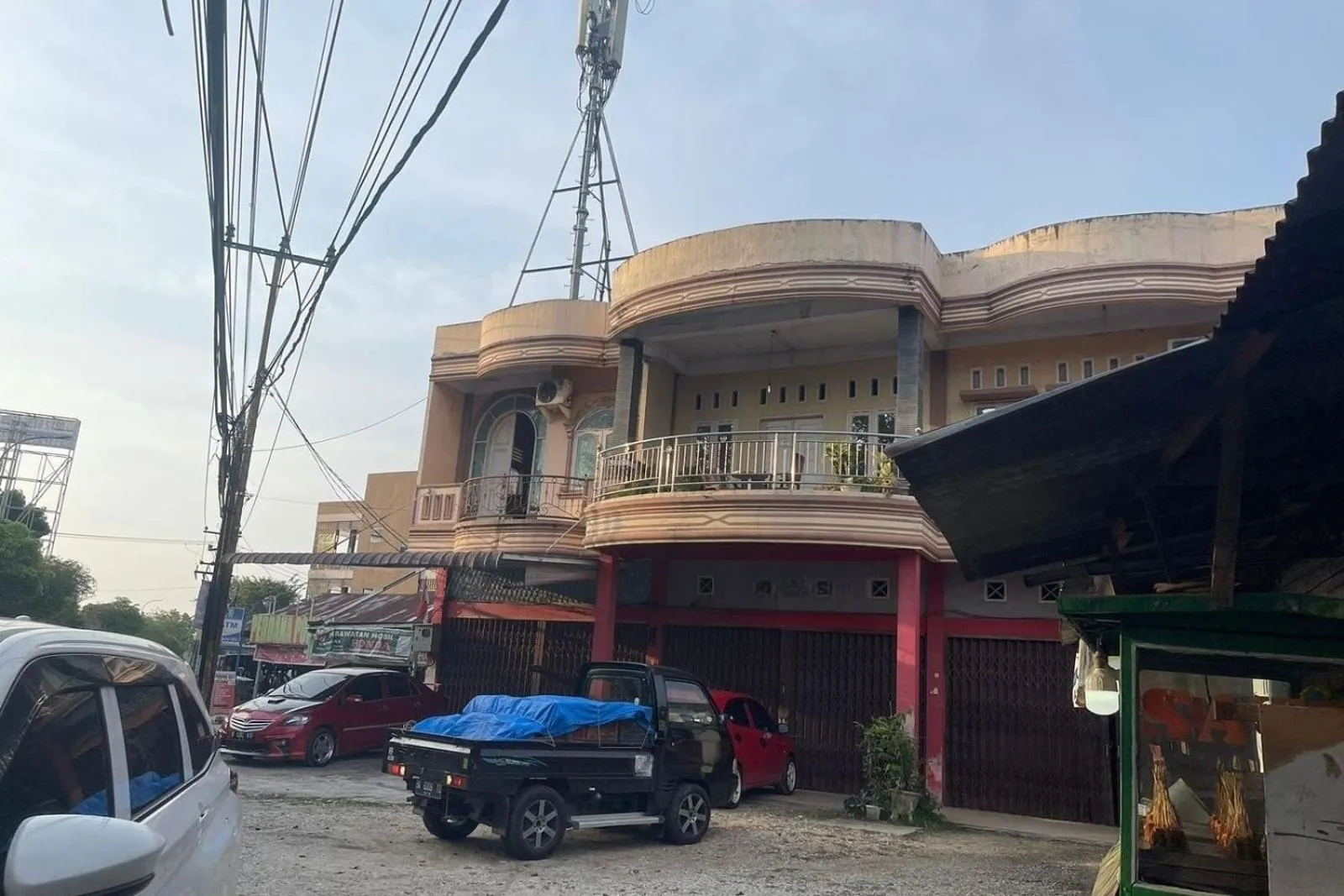 Facade/entrance in Hotel O Handisa Homestay SyariahNearKedai Kopi Atien