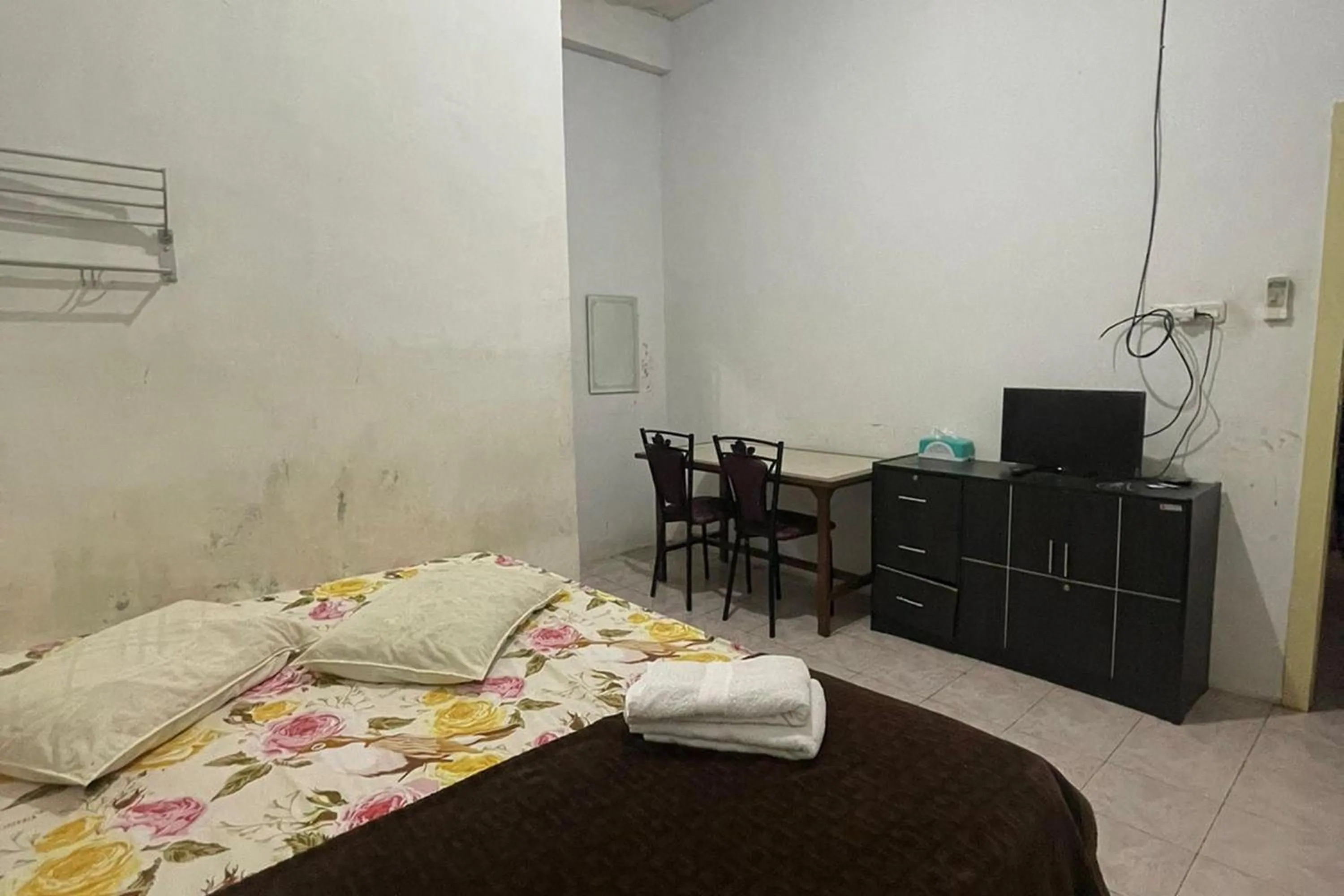 Photo of the whole room, Bed in Hotel O Handisa Homestay SyariahNearKedai Kopi Atien