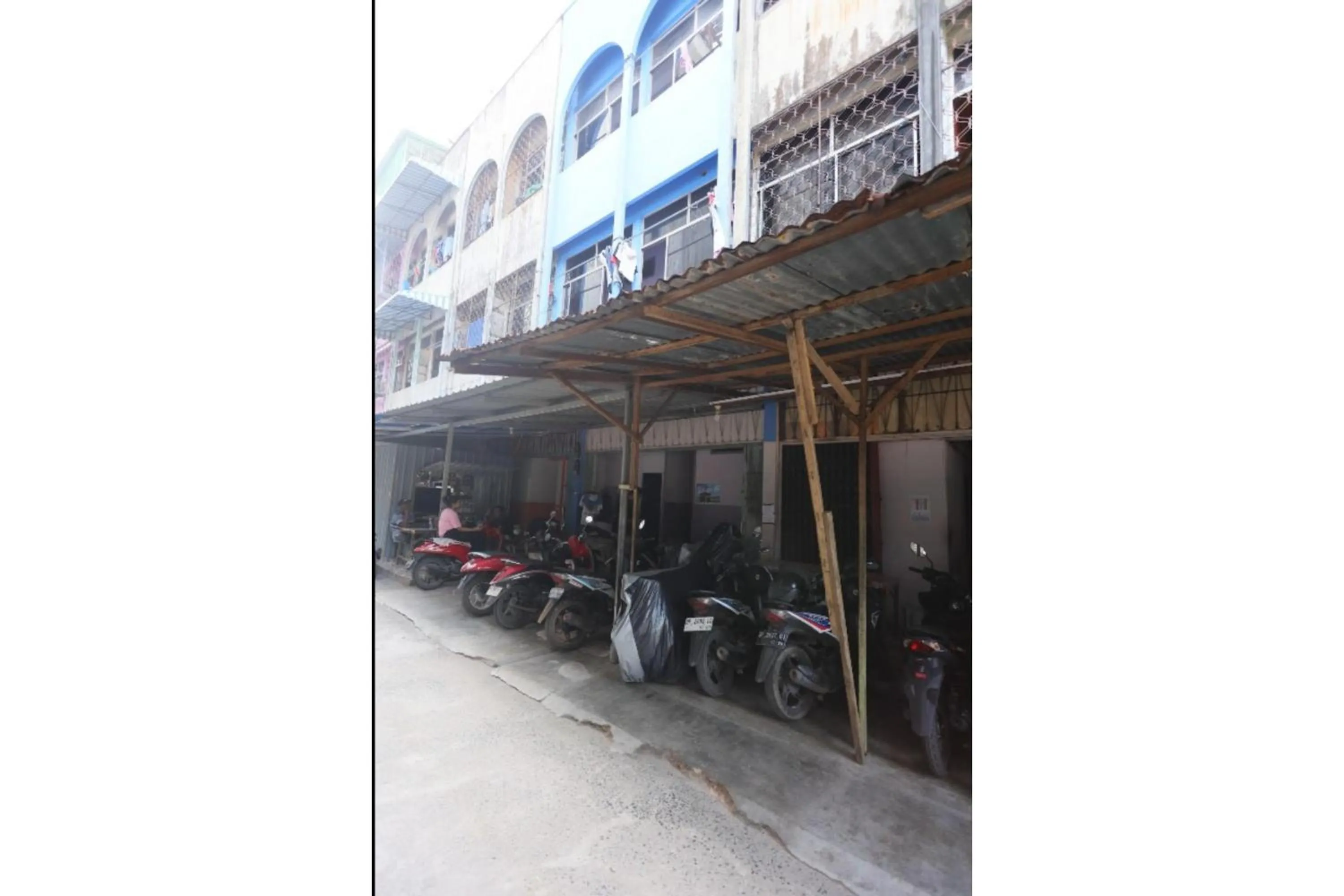Facade/entrance in SPOT ON 93276 Fendi 2 Homestay SyariahNearPelabuhan Feri Batam Centre
