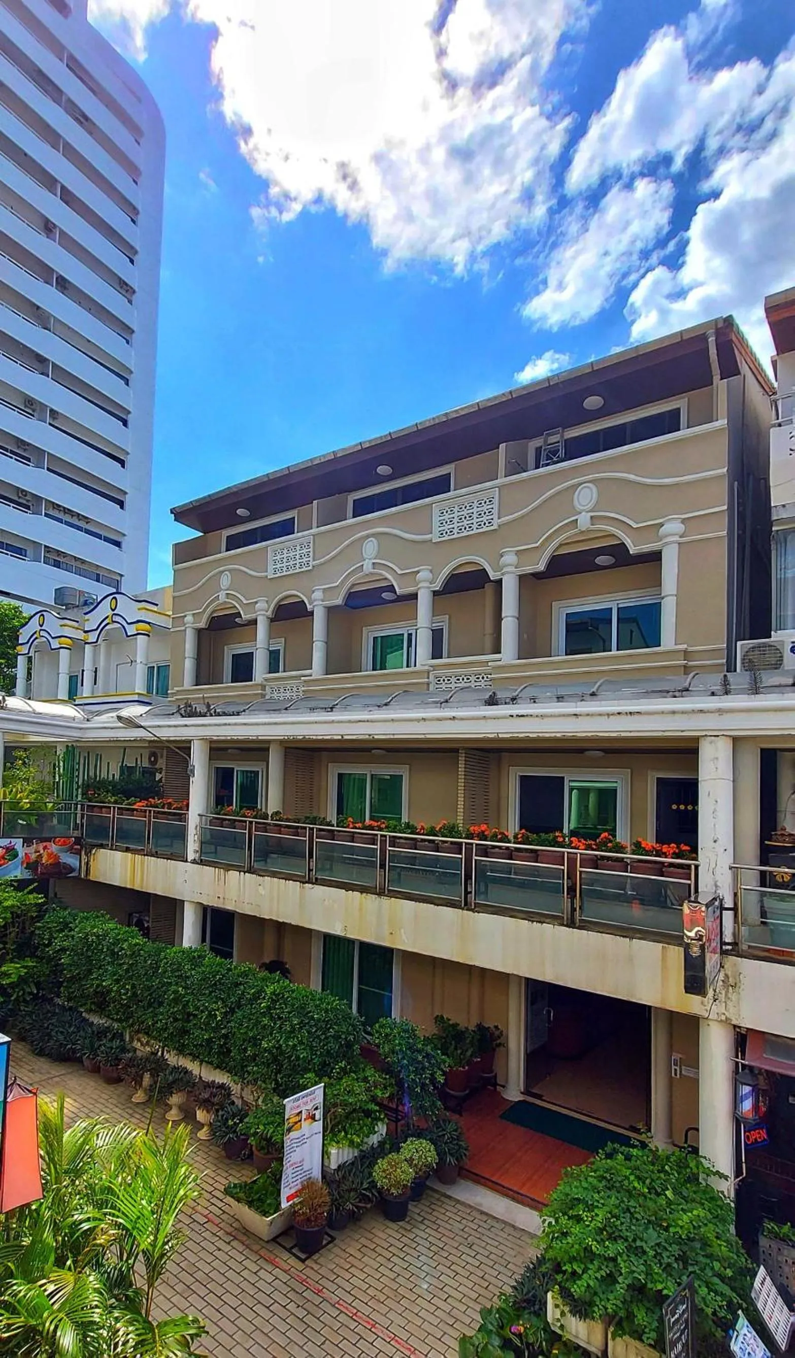 Property building in Sawasdee Apartment Patong