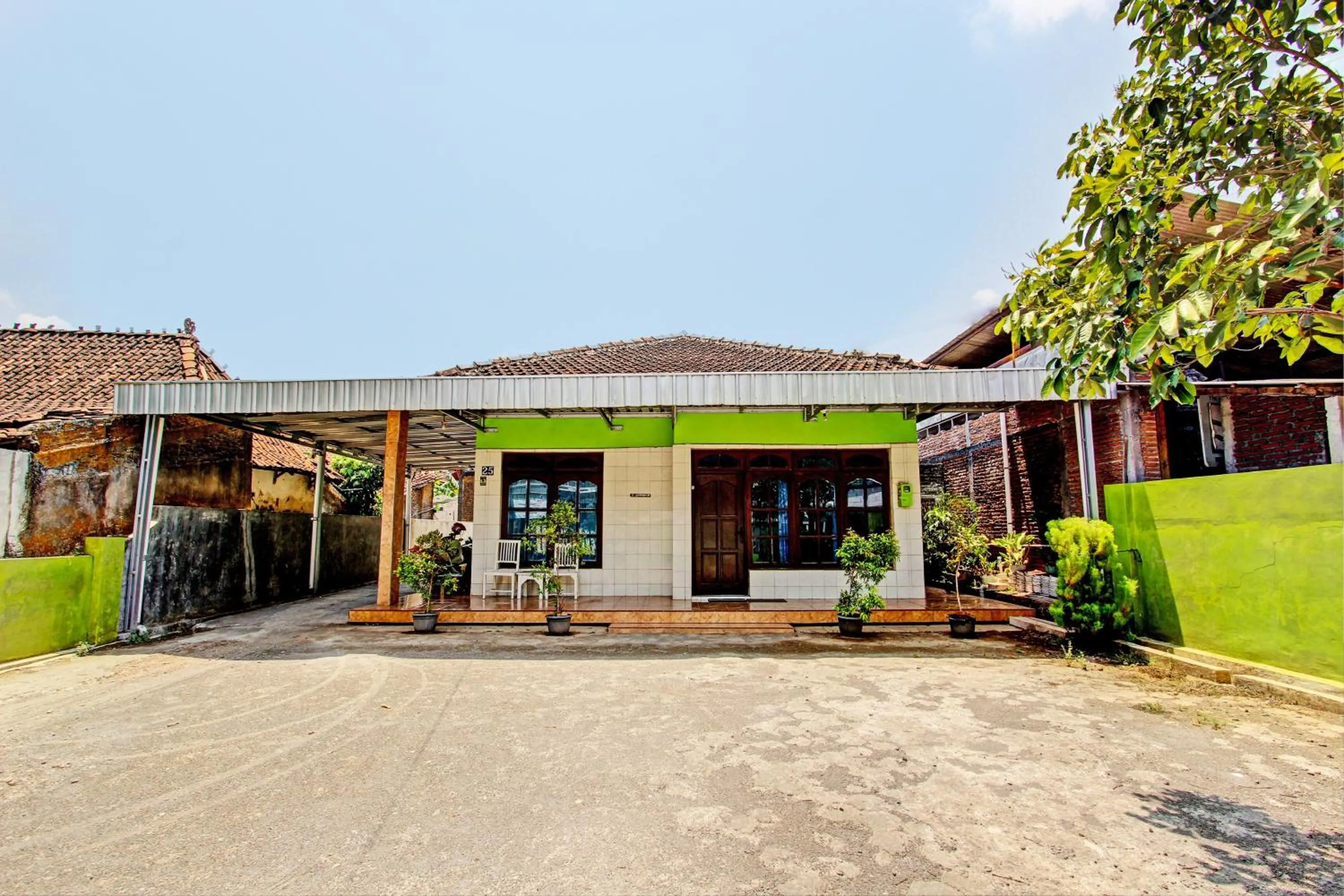 Facade/entrance in Hotel O Sengon Kostel Syariah