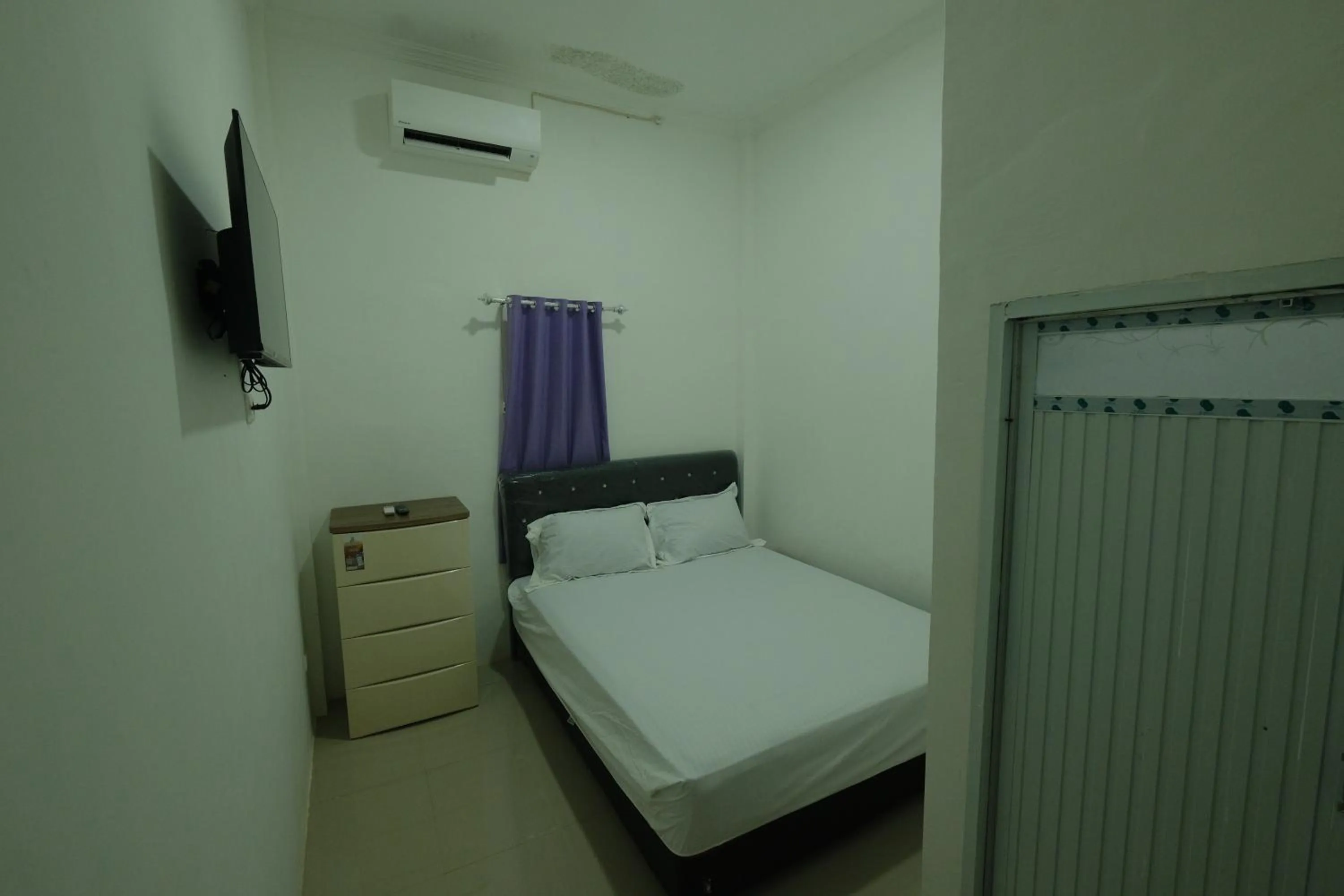 Bedroom, Bed in Hotel O Penginapan Permata Hijau Syariah Near Bukit Teletubbies