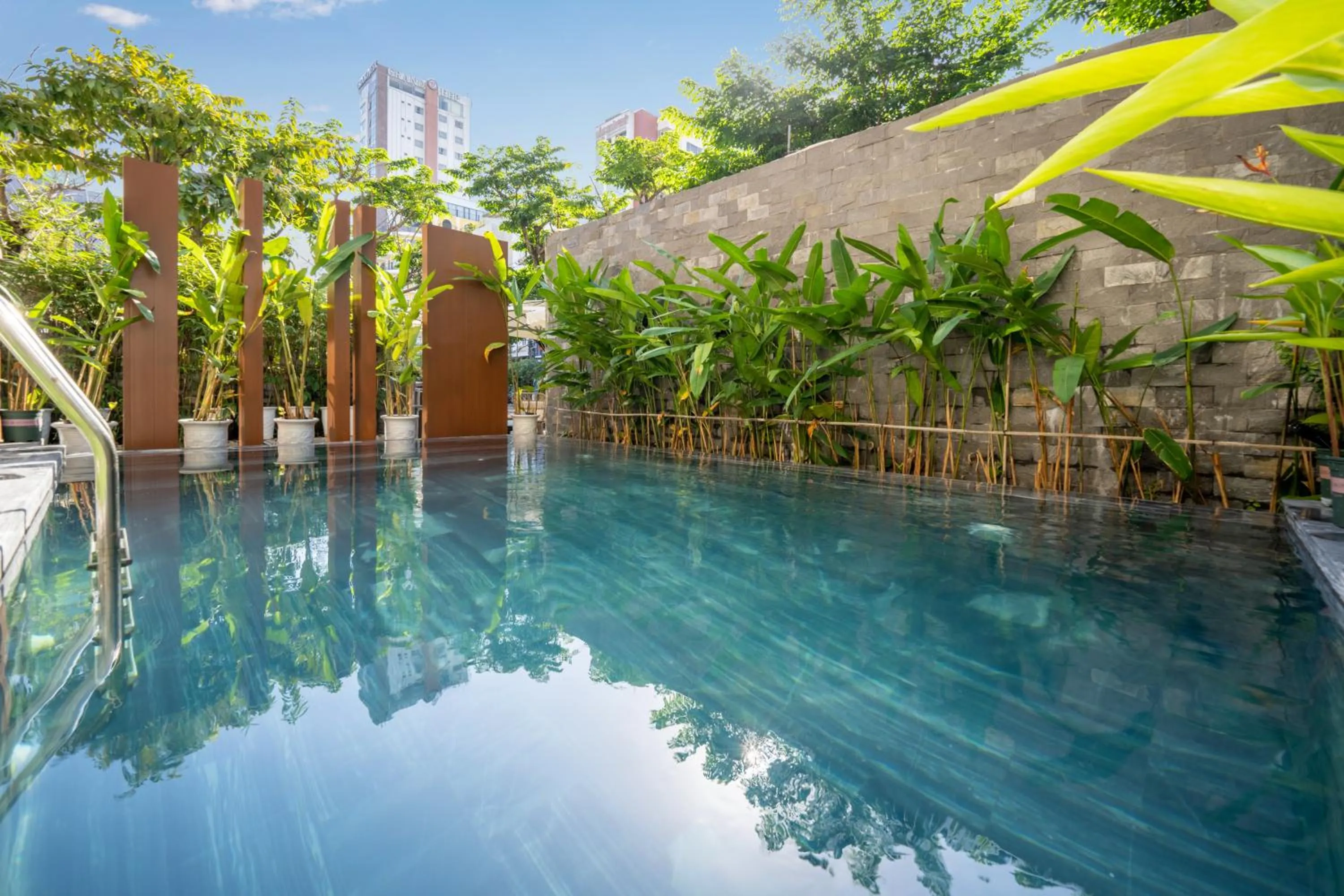 Swimming pool in Brilliant Majestic Hotel