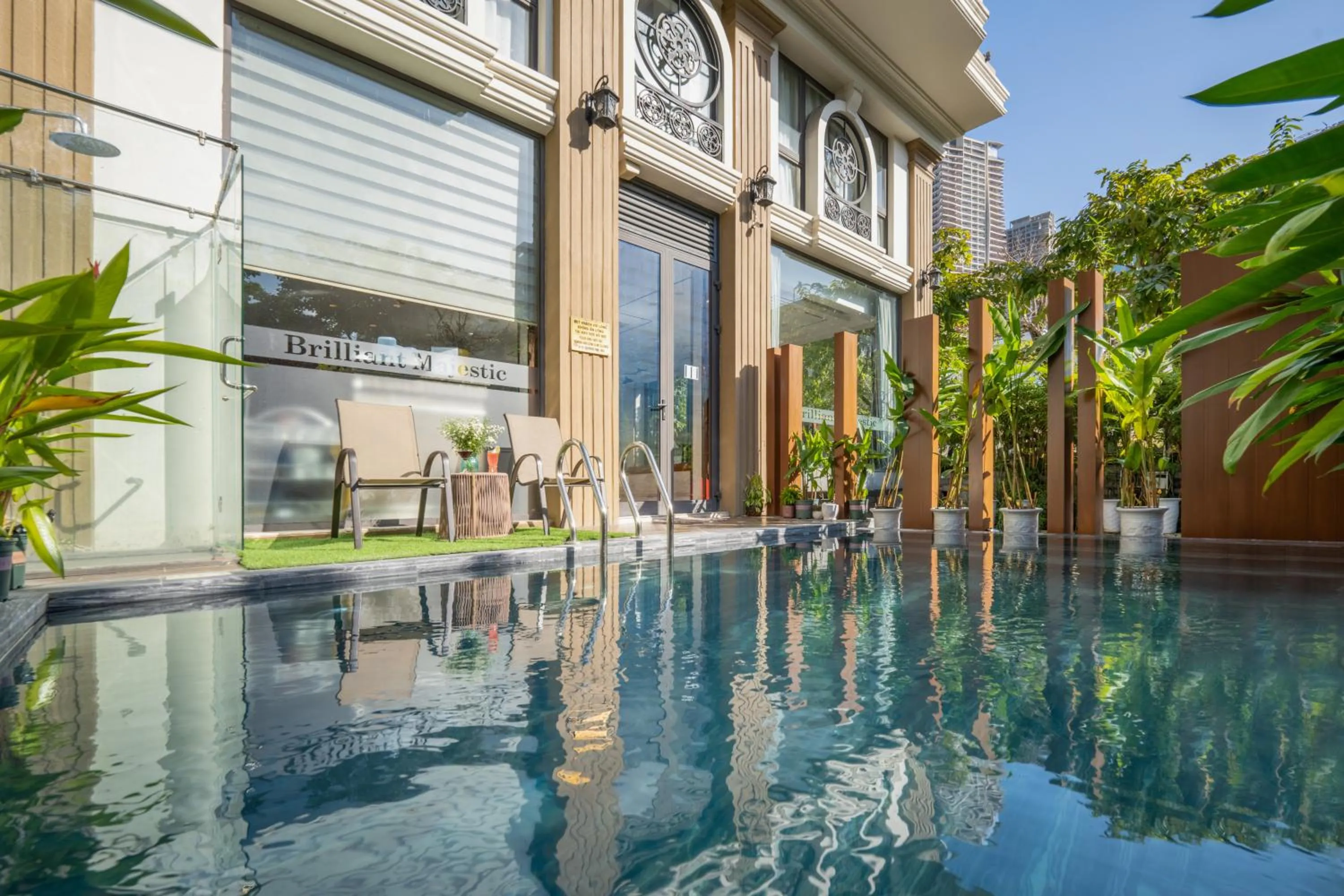 Swimming pool in Brilliant Majestic Hotel
