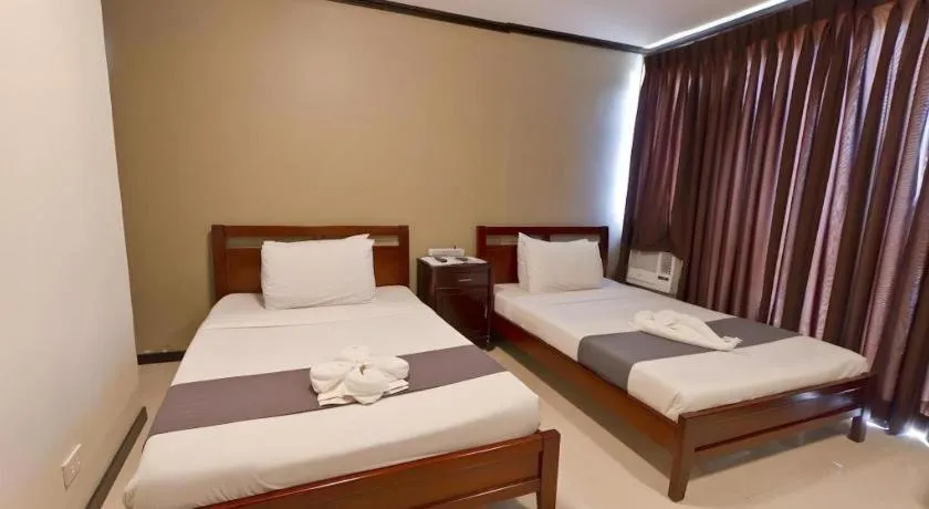 Bed in Richmond Plaza Hotel