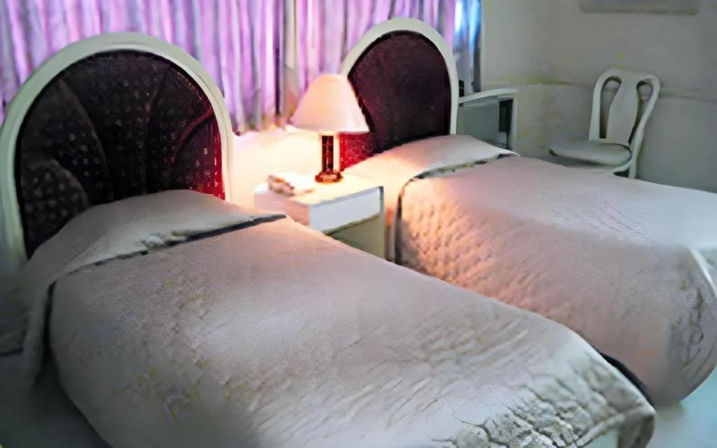 Bed in Richmond Plaza Hotel