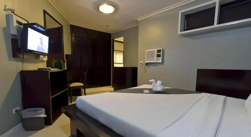 Bed in Richmond Plaza Hotel