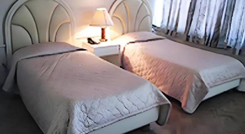 Bed in Richmond Plaza Hotel