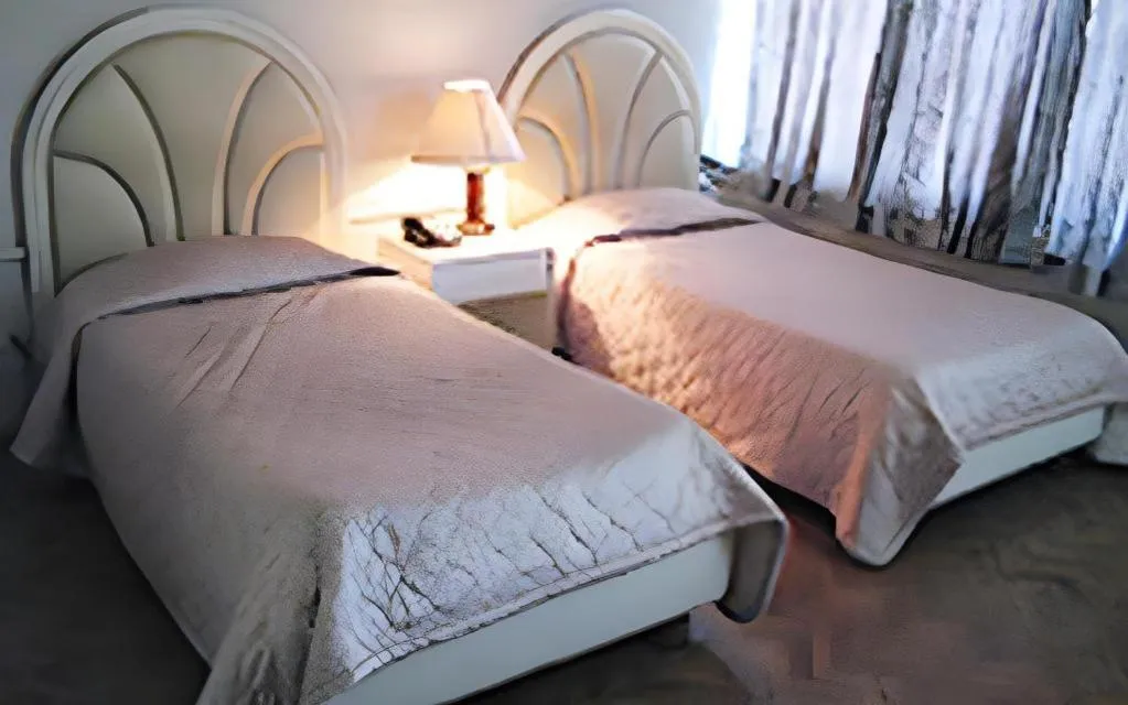 Bed in Richmond Plaza Hotel