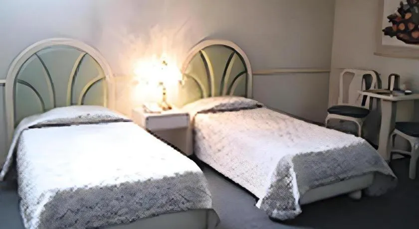 Bed in Richmond Plaza Hotel