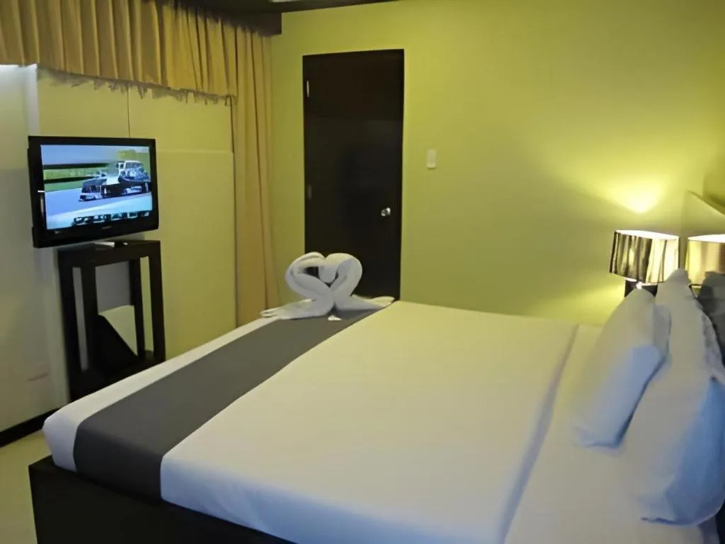 Bed in Richmond Plaza Hotel