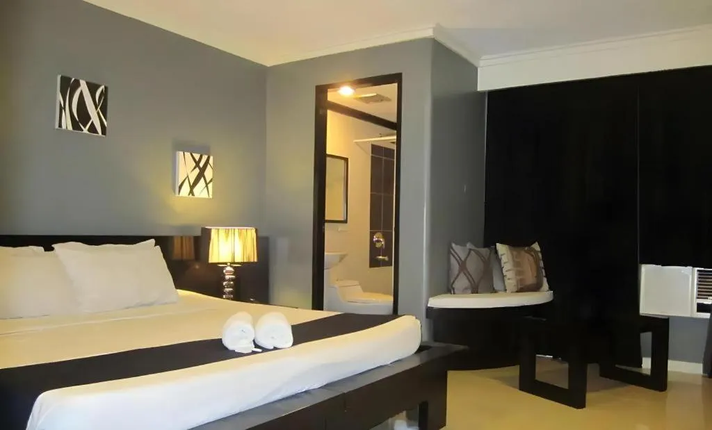 Bed in Richmond Plaza Hotel