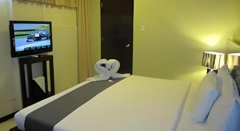 Bed in Richmond Plaza Hotel
