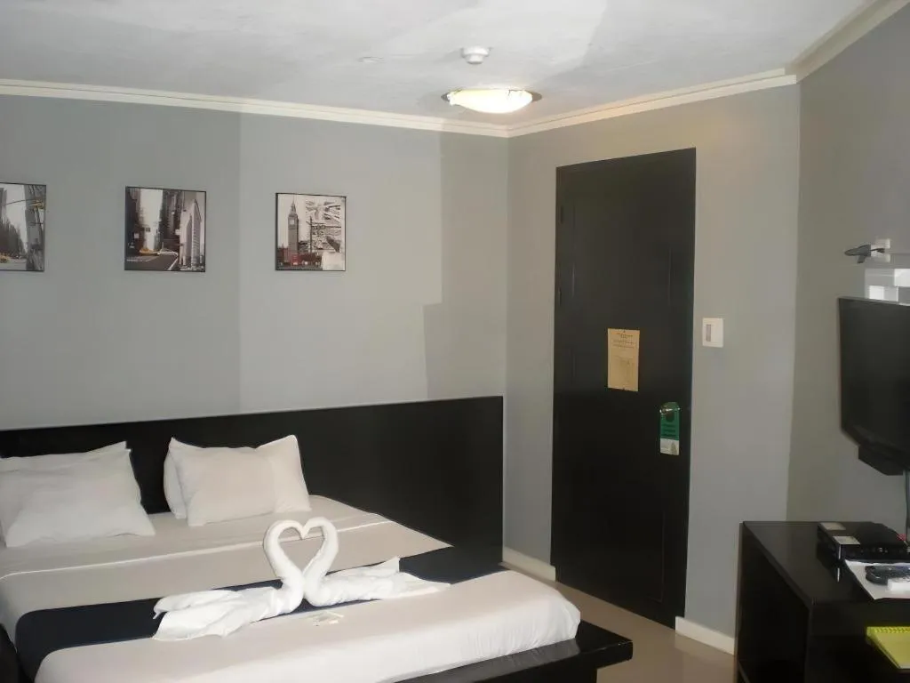 Bed in Richmond Plaza Hotel