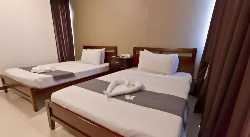 Bed in Richmond Plaza Hotel