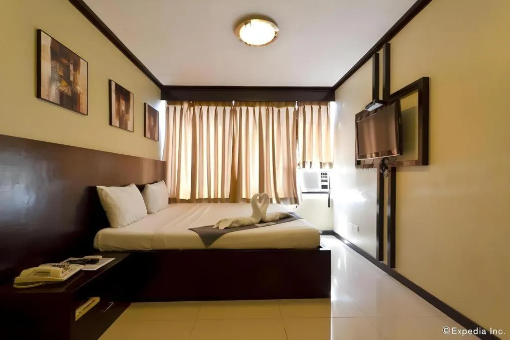 Bed in Richmond Plaza Hotel