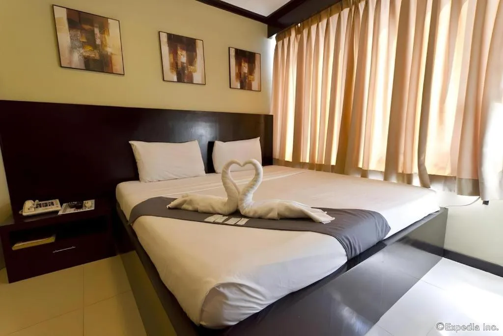 Bed in Richmond Plaza Hotel