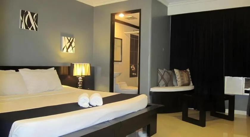 Bed in Richmond Plaza Hotel