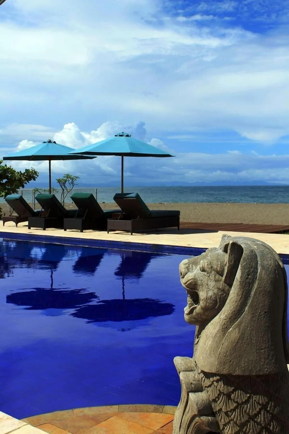 Swimming pool in Lombok Beach Hotel