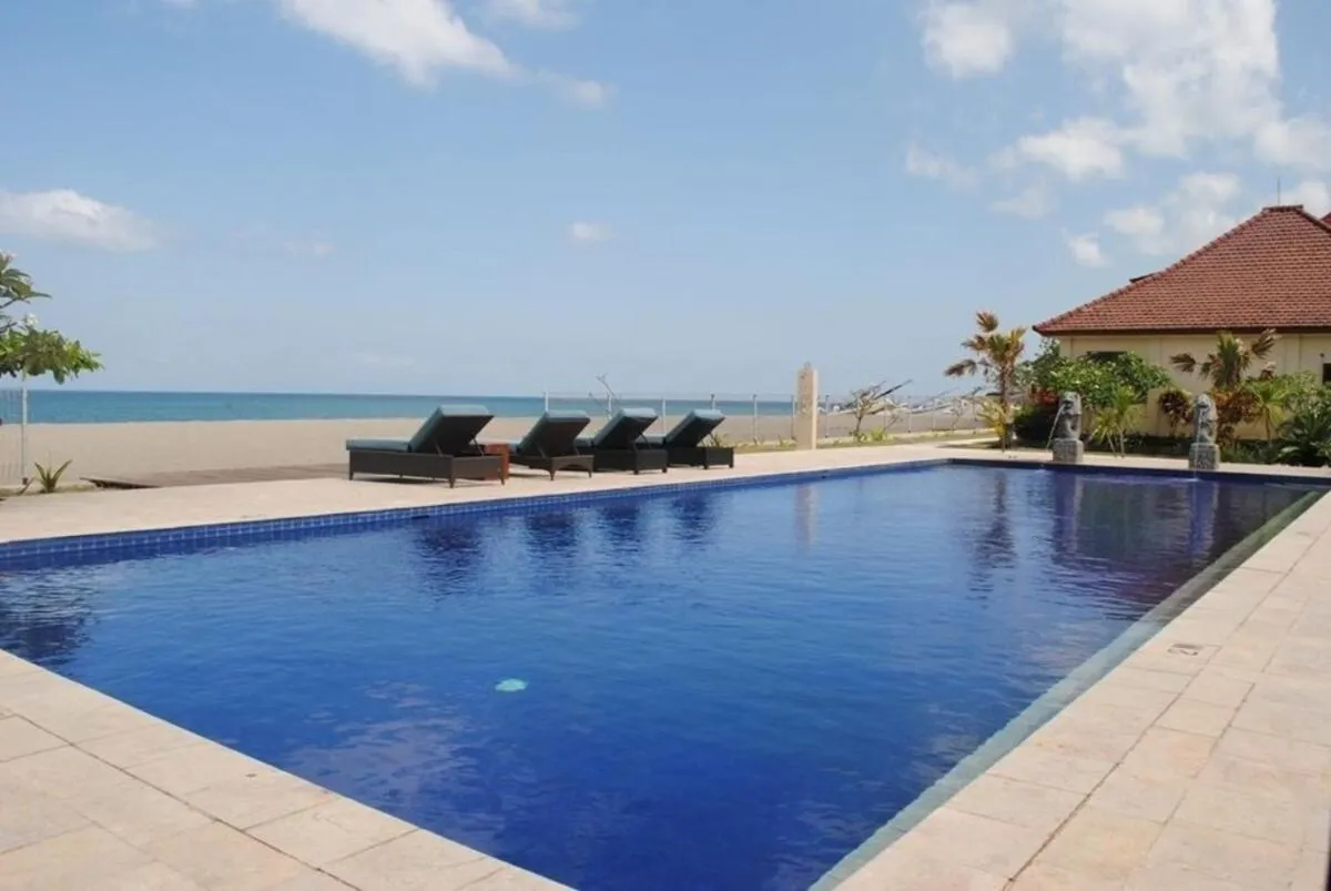 Swimming pool in Lombok Beach Hotel