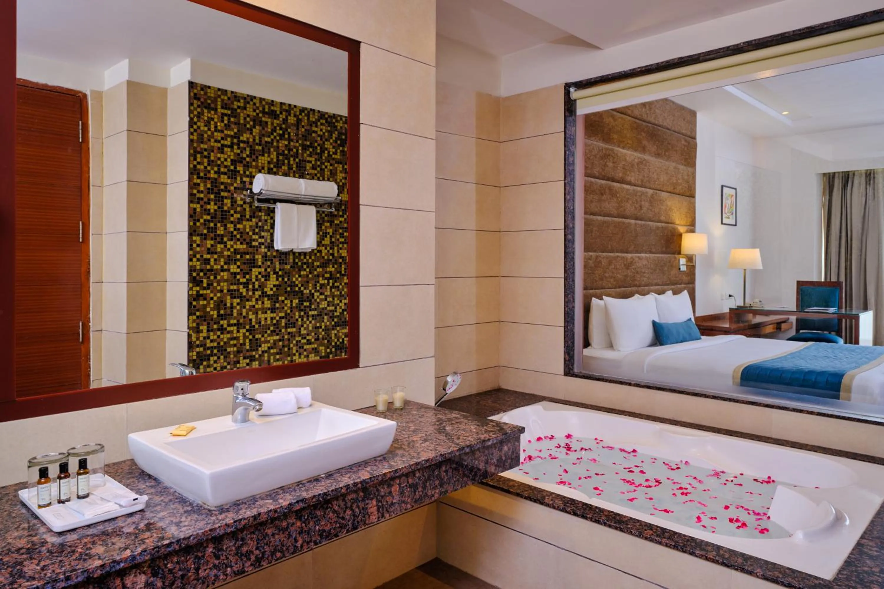 Bath, Bed in Best Western Country Woods Ambala