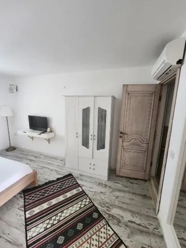 Communal lounge/ TV room, Bed in Tarcin Alacati Hotel