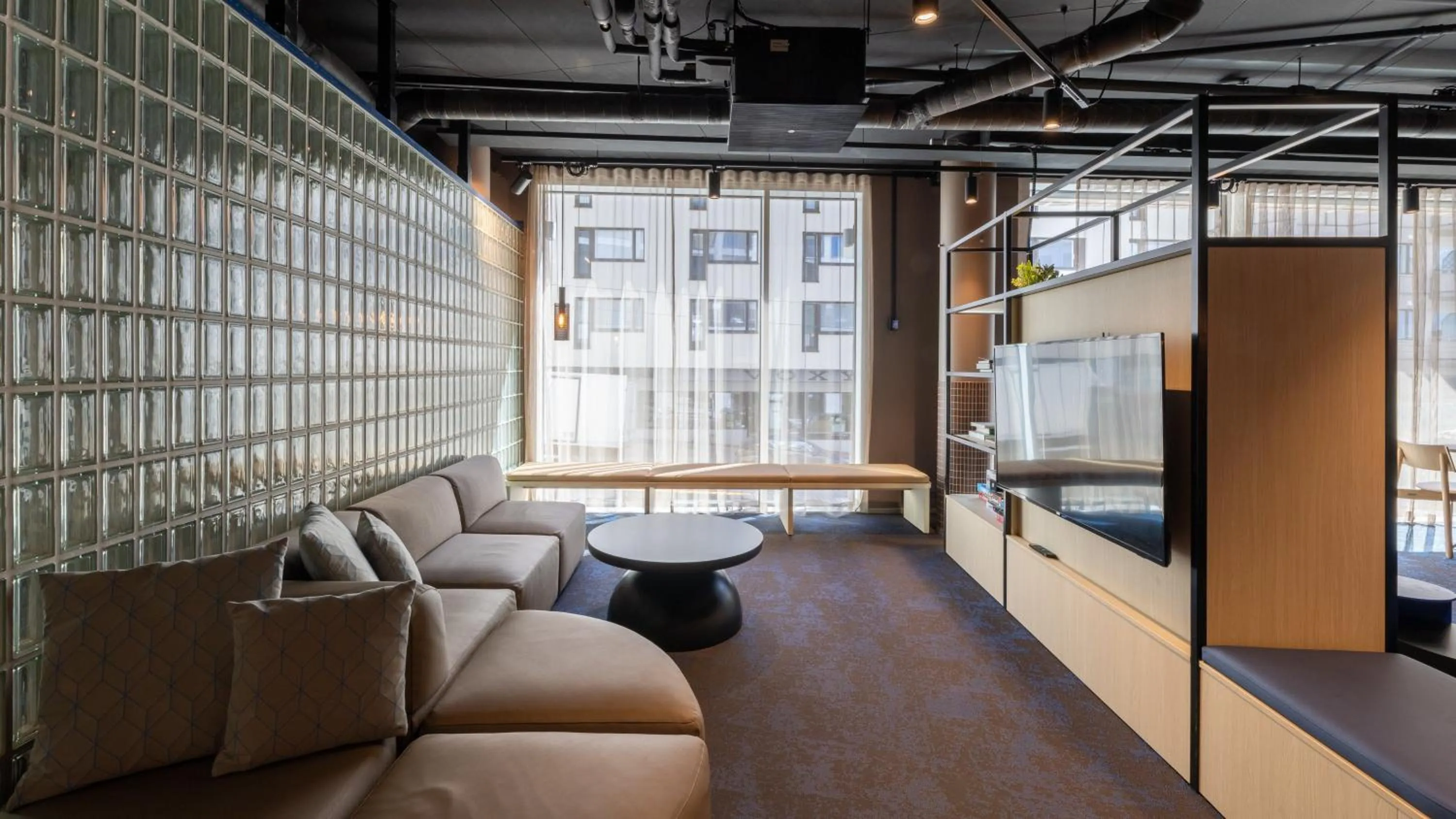 Communal lounge/ TV room in Citybox Helsinki